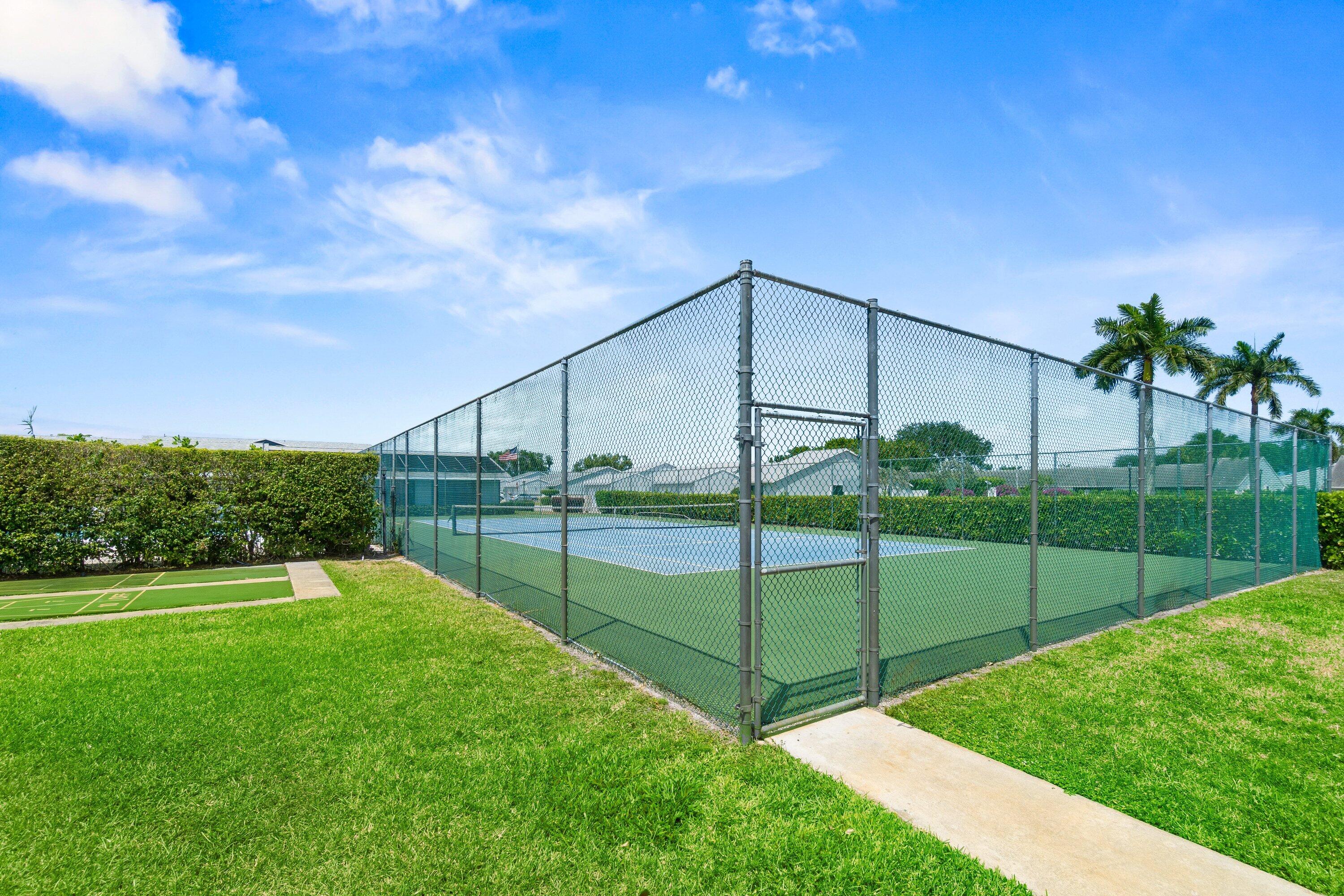 CRESTHAVEN TOWNHOMES SEC 5 CONDO - Residential