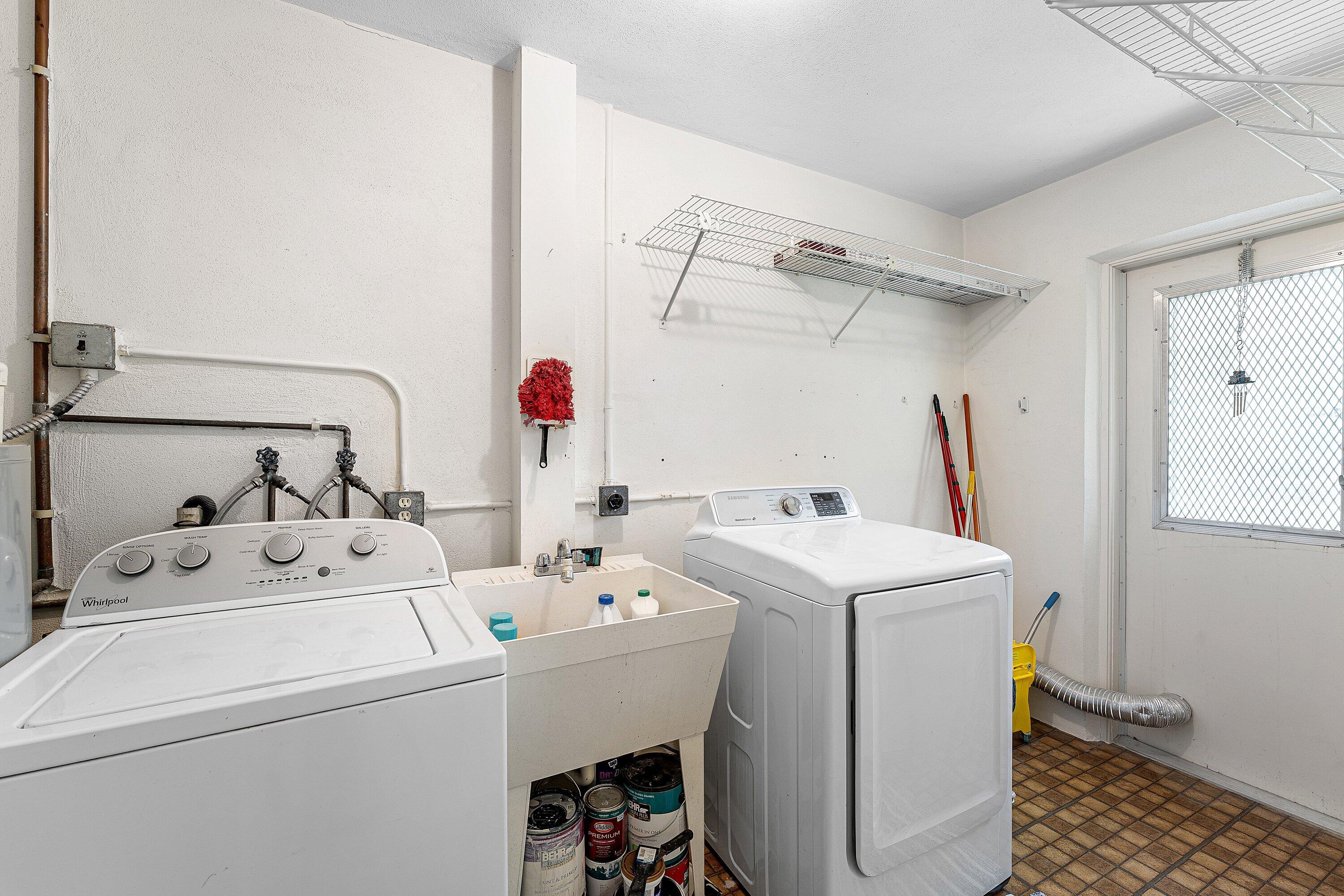 CRESTHAVEN TOWNHOMES SEC 5 CONDO - Residential