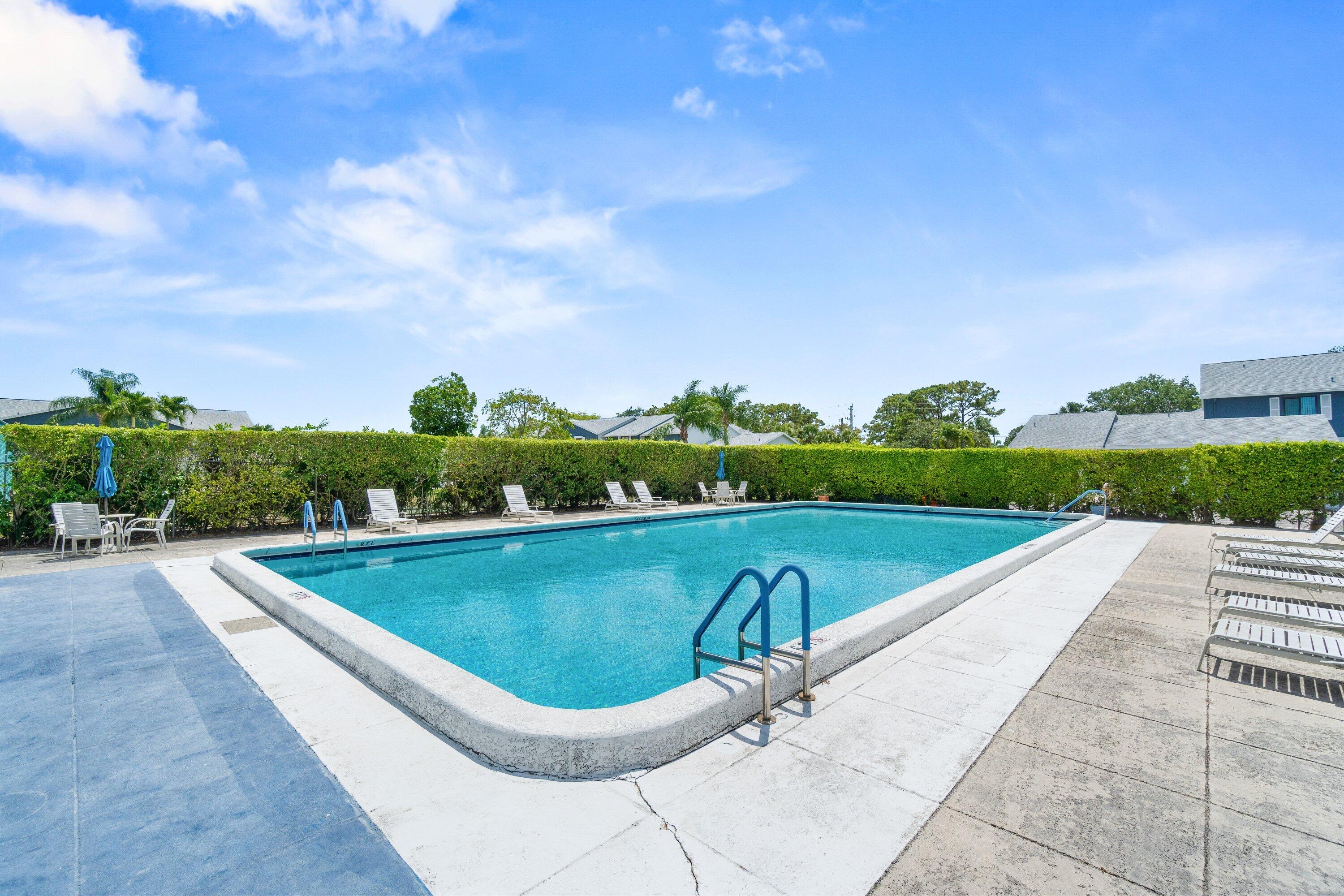 CRESTHAVEN TOWNHOMES SEC 5 CONDO - Residential