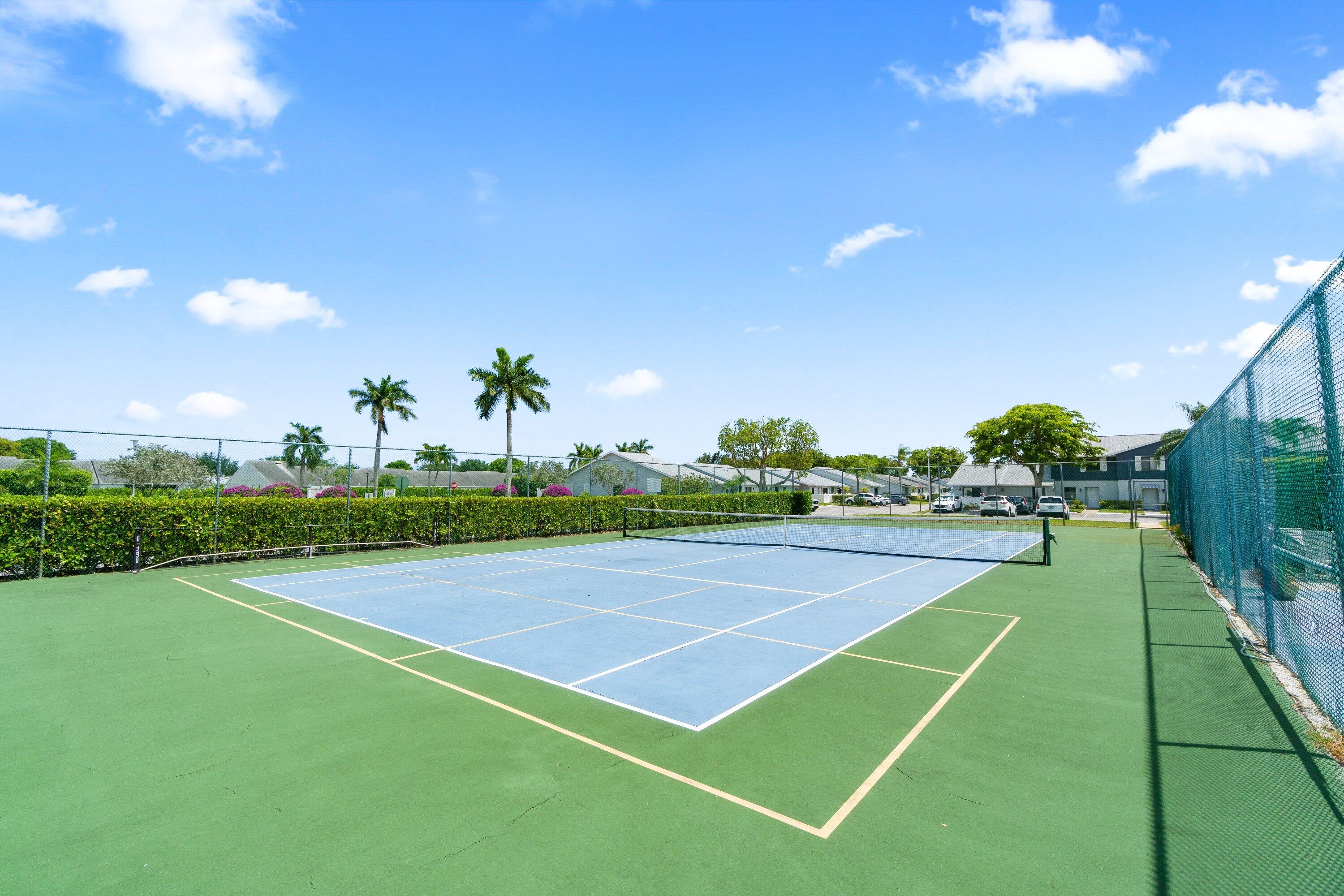 CRESTHAVEN TOWNHOMES SEC 5 CONDO - Residential