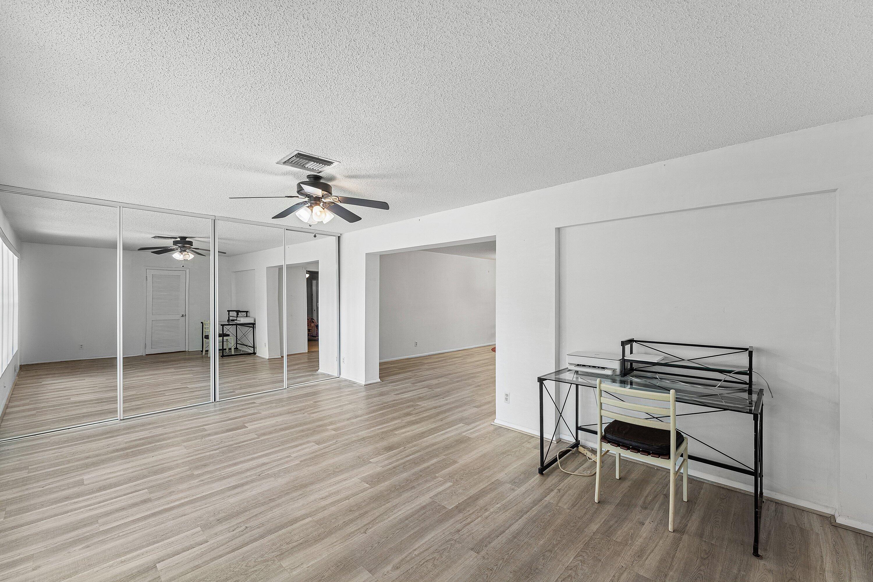 CRESTHAVEN TOWNHOMES SEC 5 CONDO - Residential