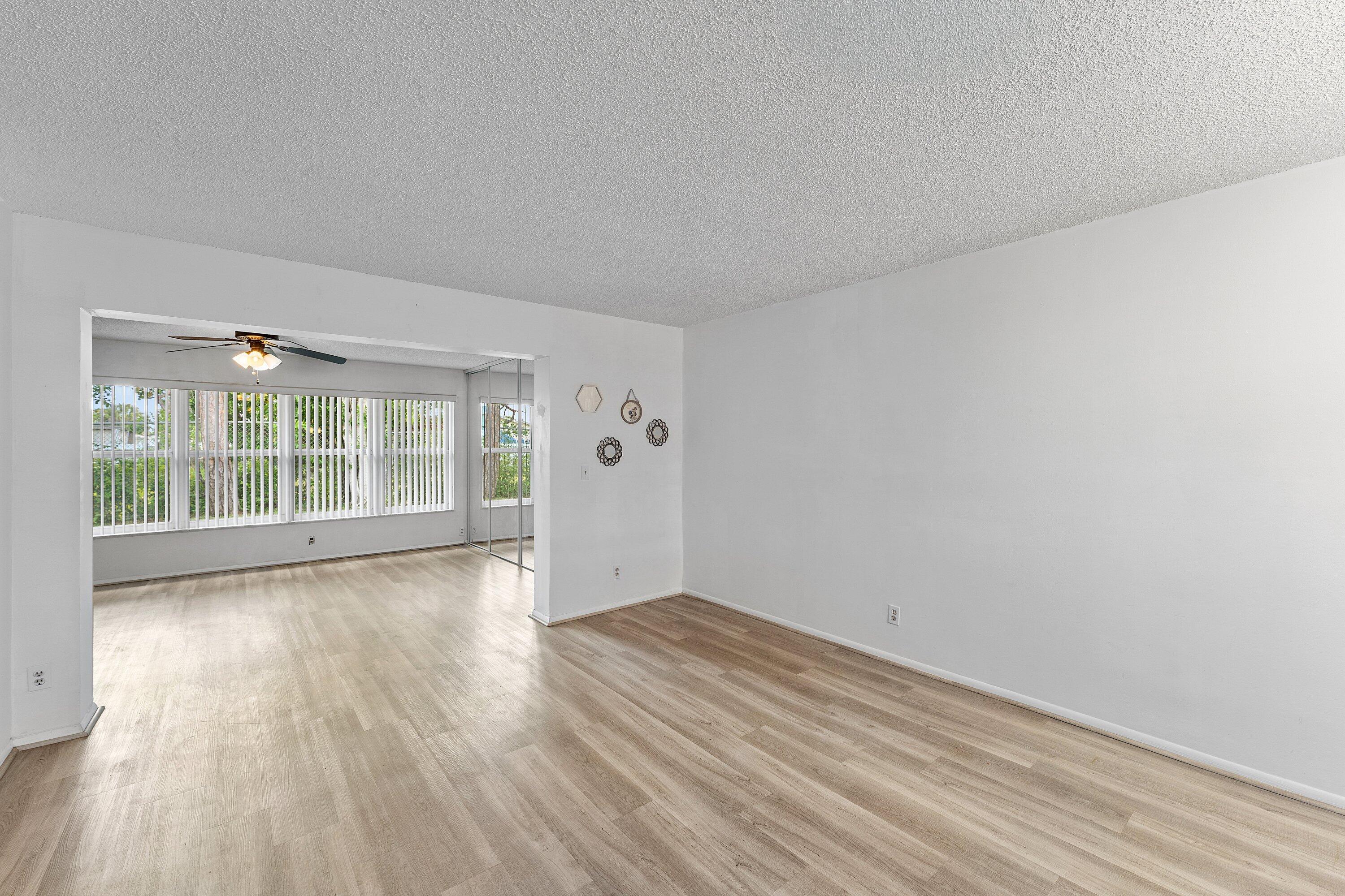 CRESTHAVEN TOWNHOMES SEC 5 CONDO - Residential