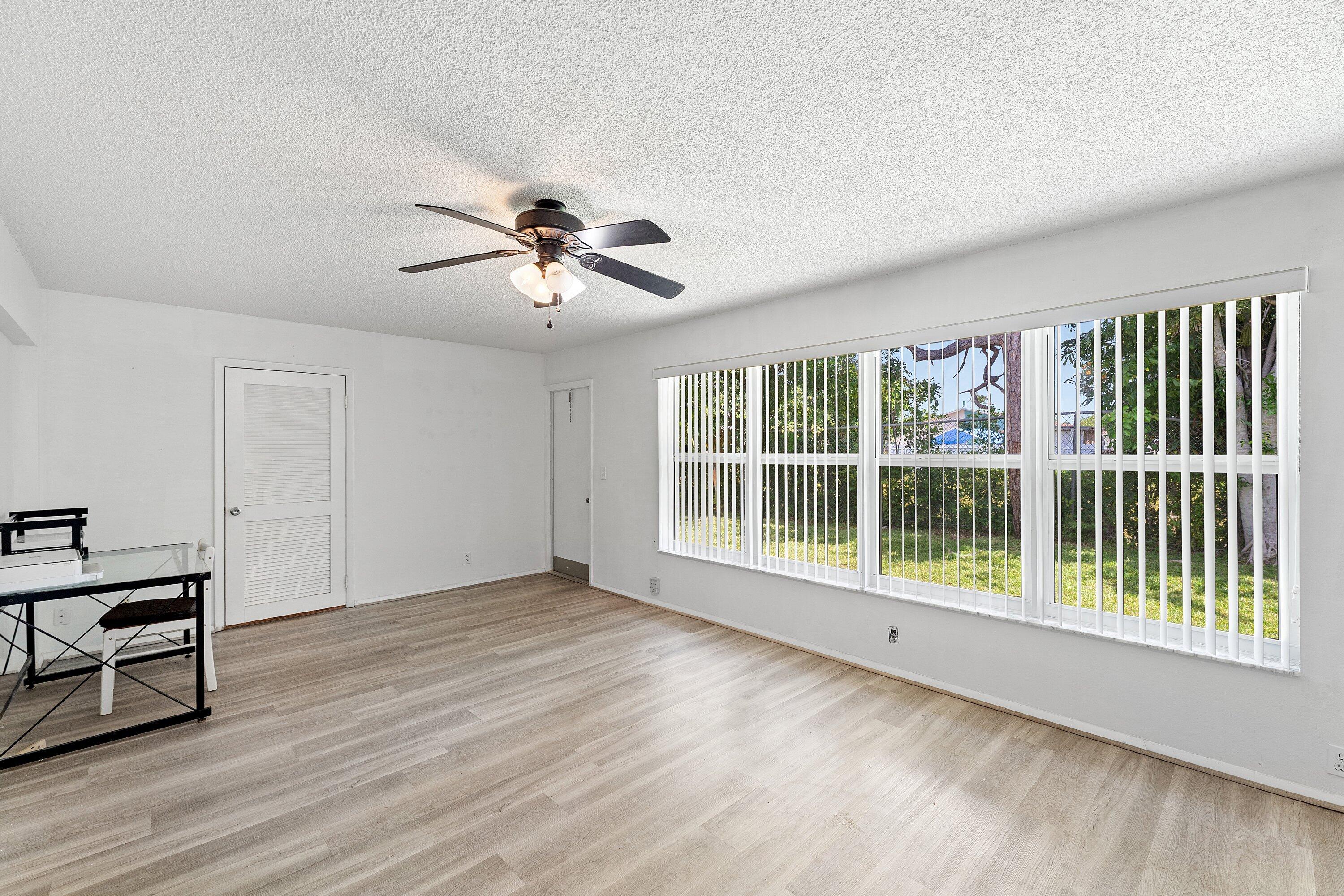 CRESTHAVEN TOWNHOMES SEC 5 CONDO - Residential