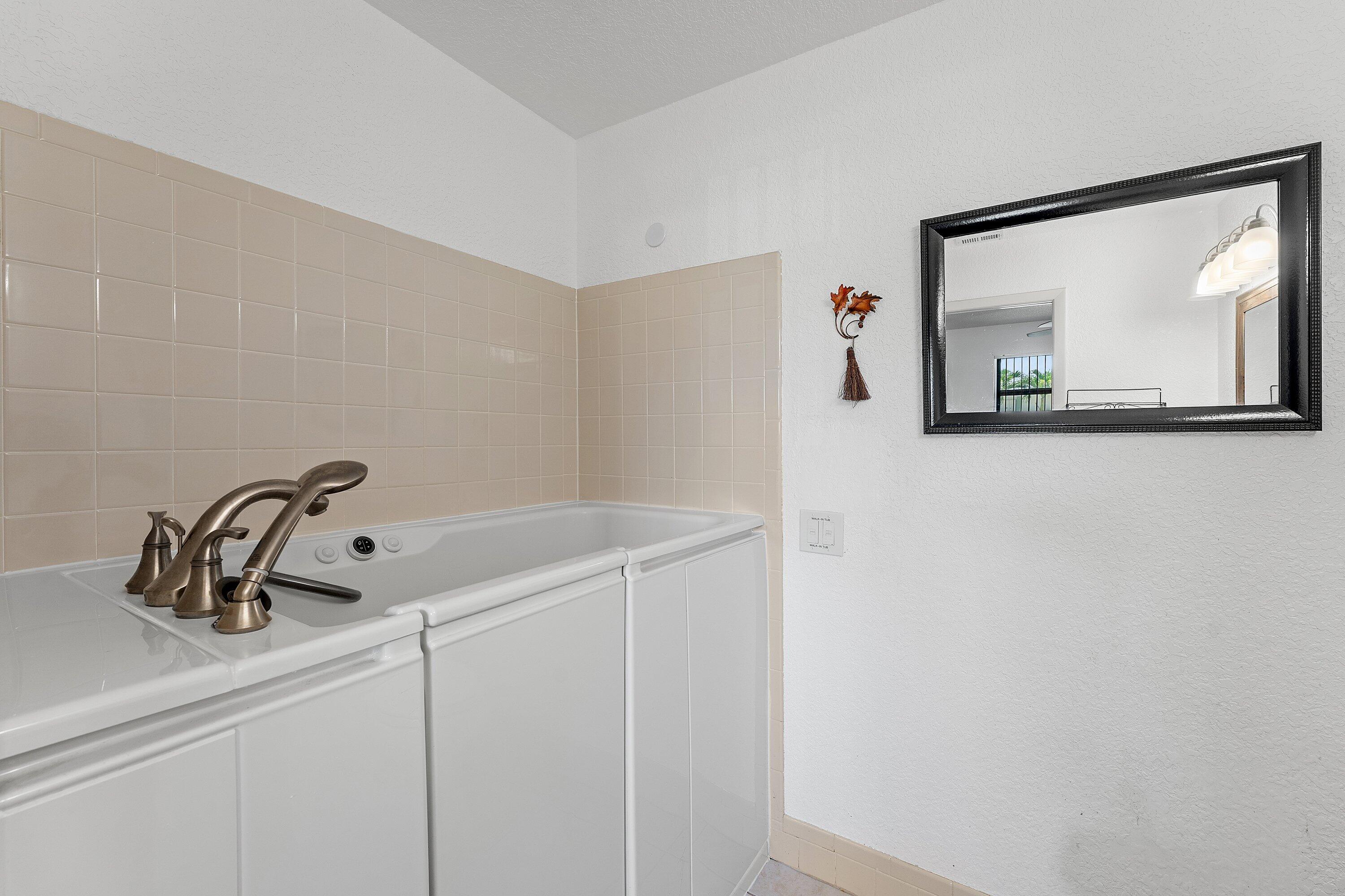 CRESTHAVEN TOWNHOMES SEC 5 CONDO - Residential