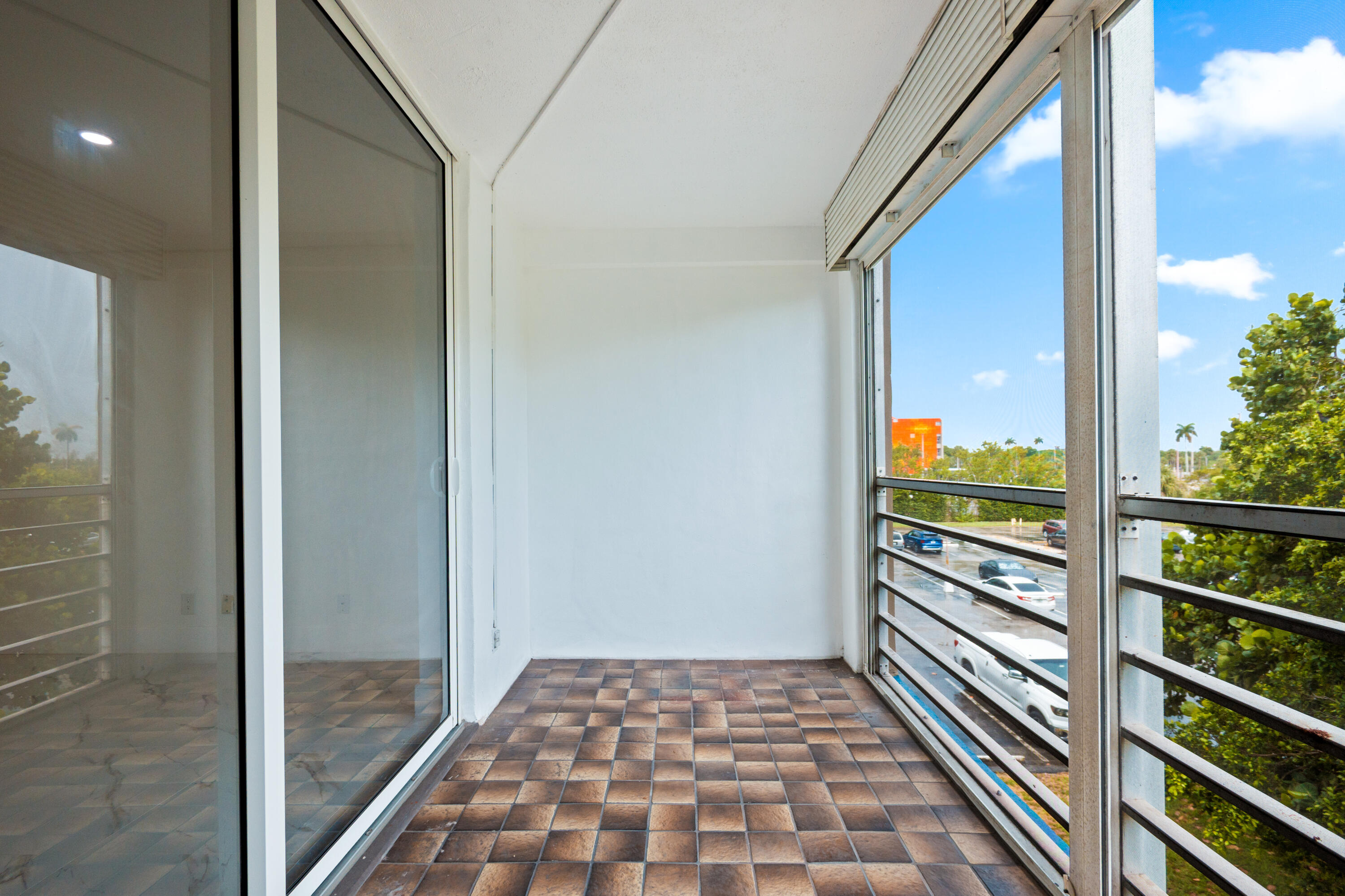 DANIANS SOUTH CONDO - Residential Lease