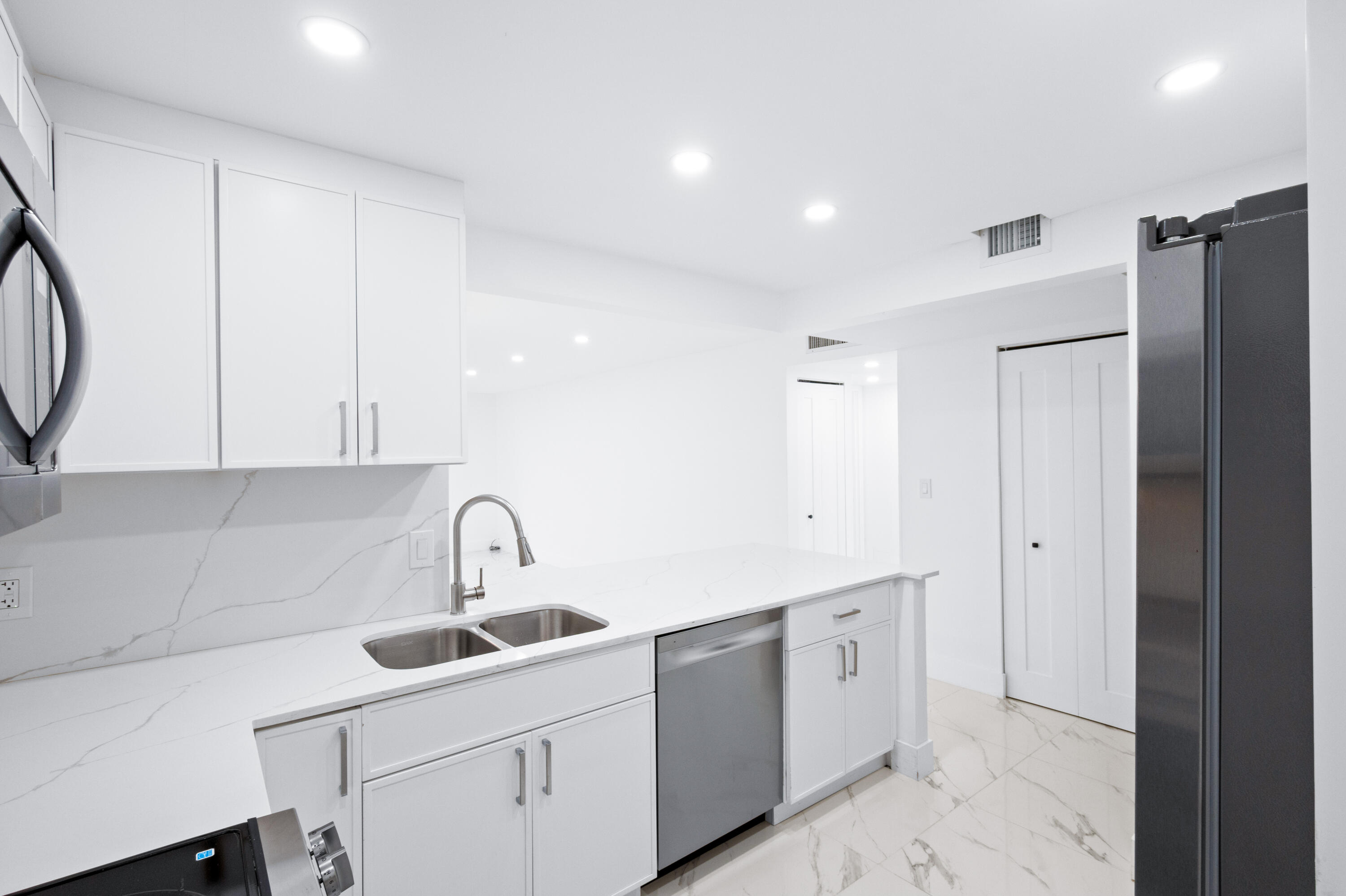 DANIANS SOUTH CONDO - Residential Lease
