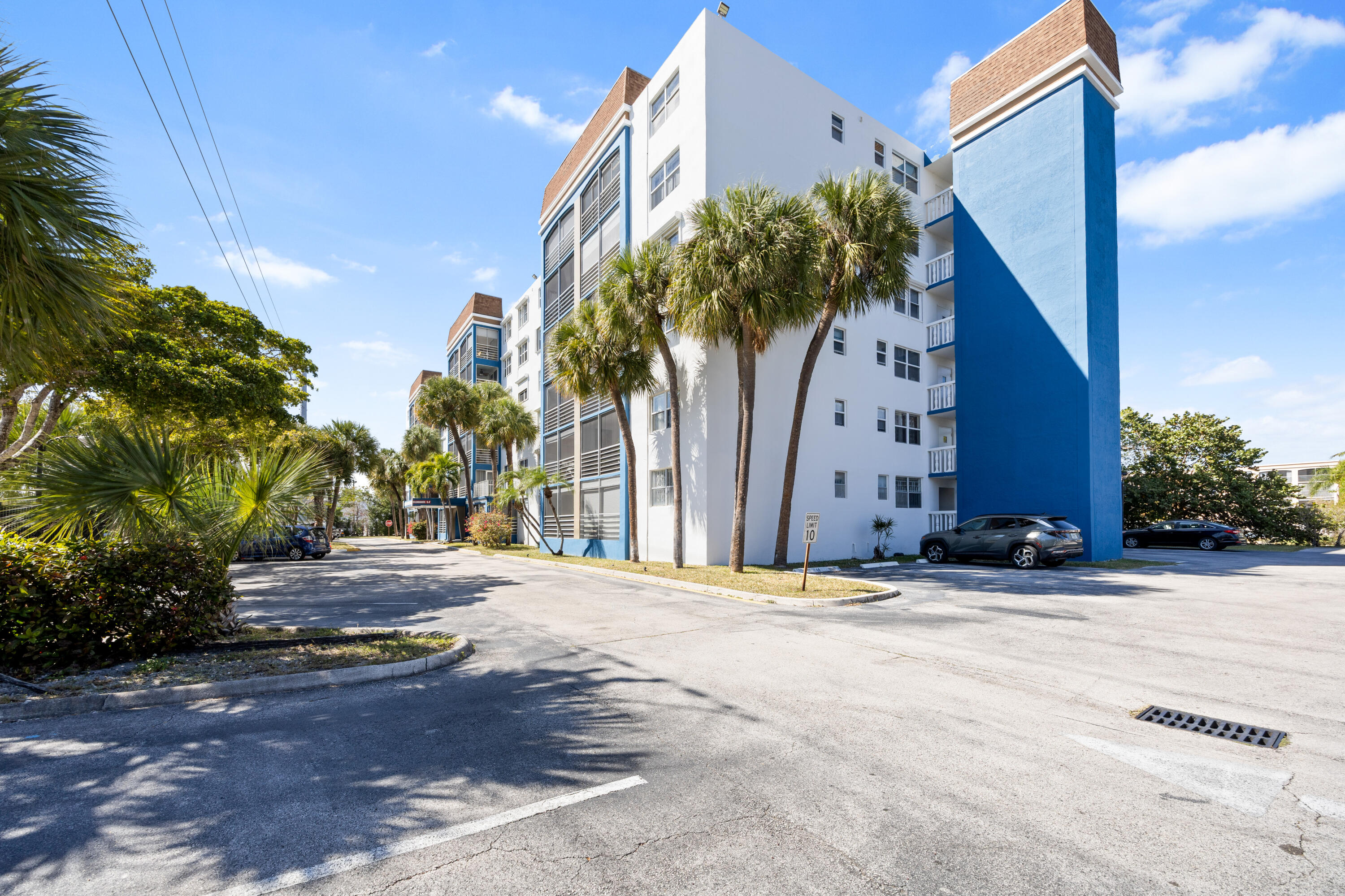 DANIANS SOUTH CONDO - Residential Lease