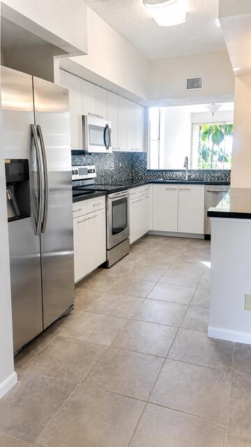 CORAL SPRINGS ESTATE TOWNHOMES - Residential Lease