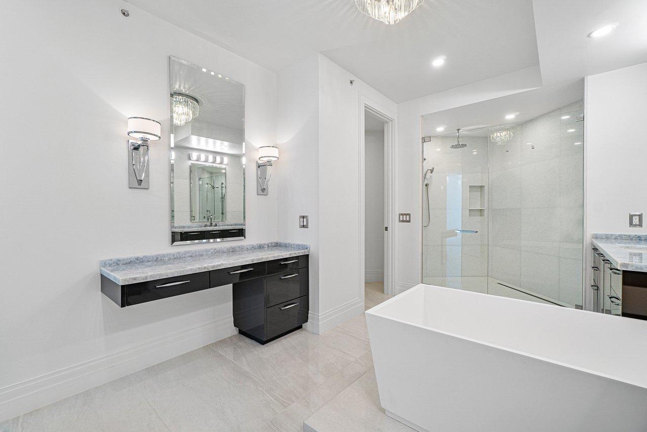 PALM BEACH HAMPTONCONDO DECL FILED 4-26-85-IN - Residential