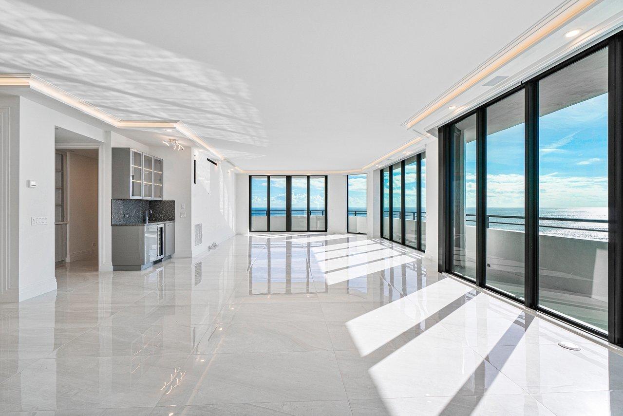 PALM BEACH HAMPTONCONDO DECL FILED 4-26-85-IN - Residential