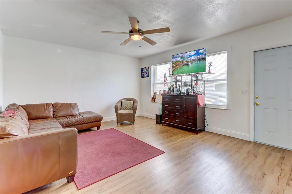 NORTH LAKE WORTH - Residential Income