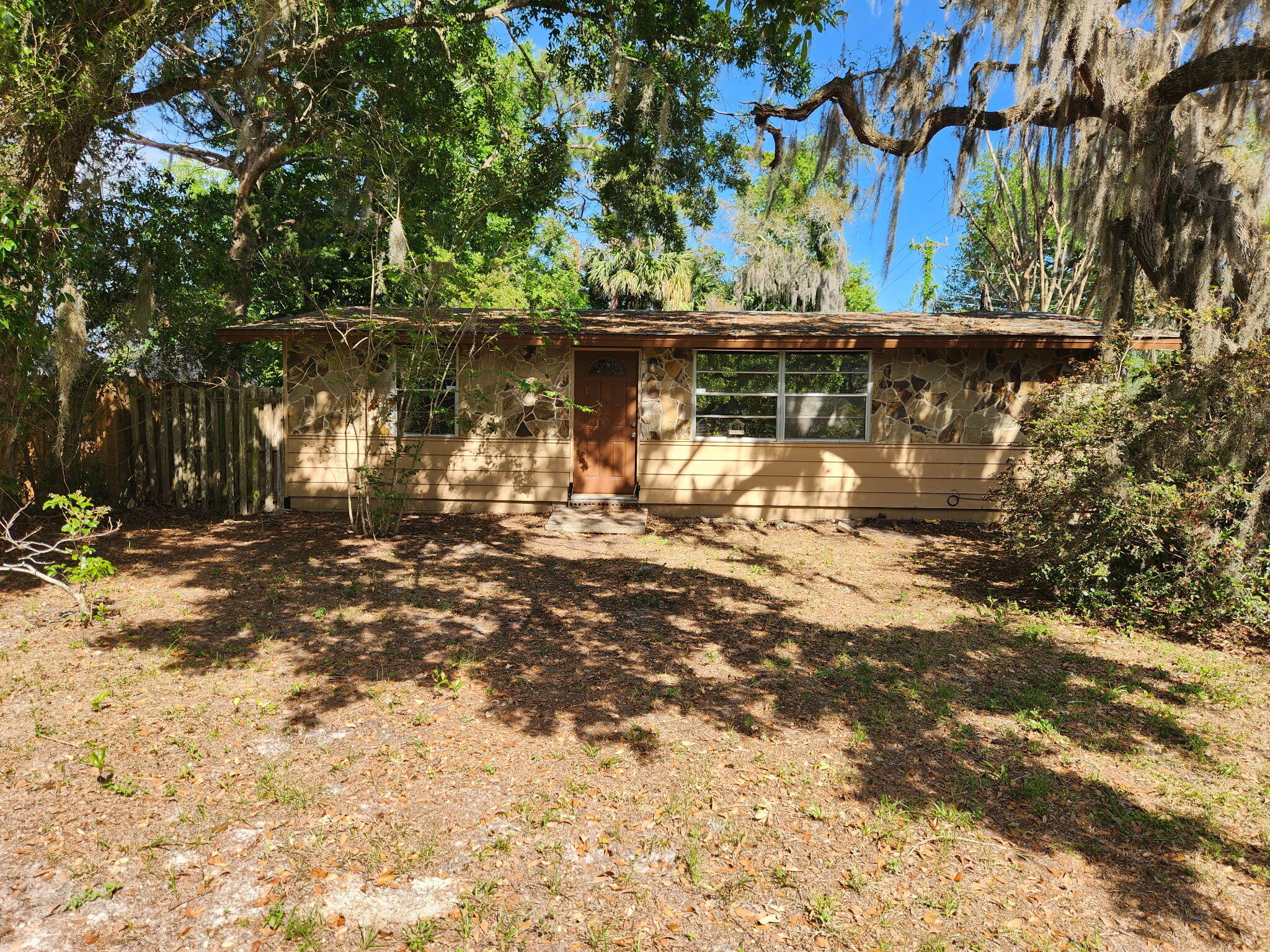 FIXER-UPPER. SOLD AS-IS. CASH ONLY. ON CORNER LOT ACROSS FROM PARK. GREAT LOCATION CLOSE TO DOWNTOWN SANFORD.