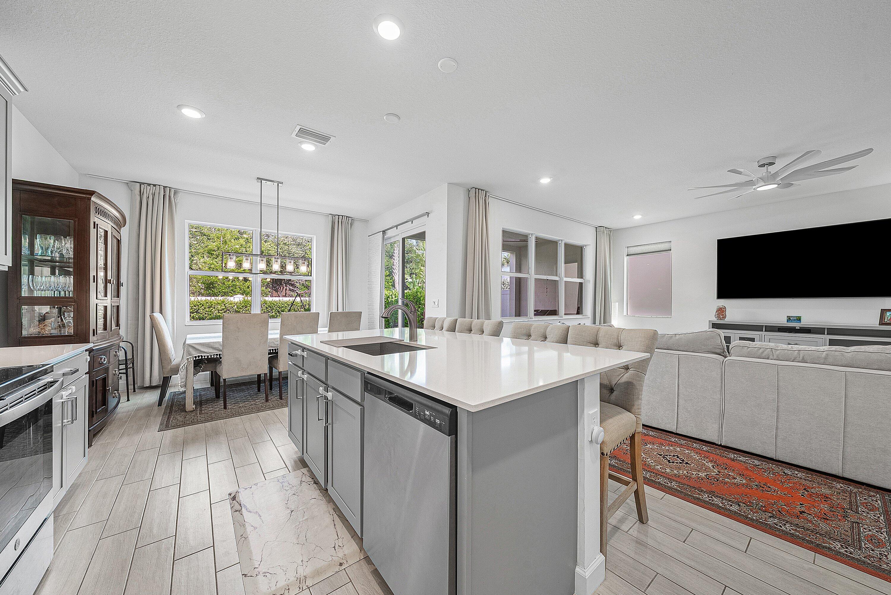 BANYAN COURT - Residential