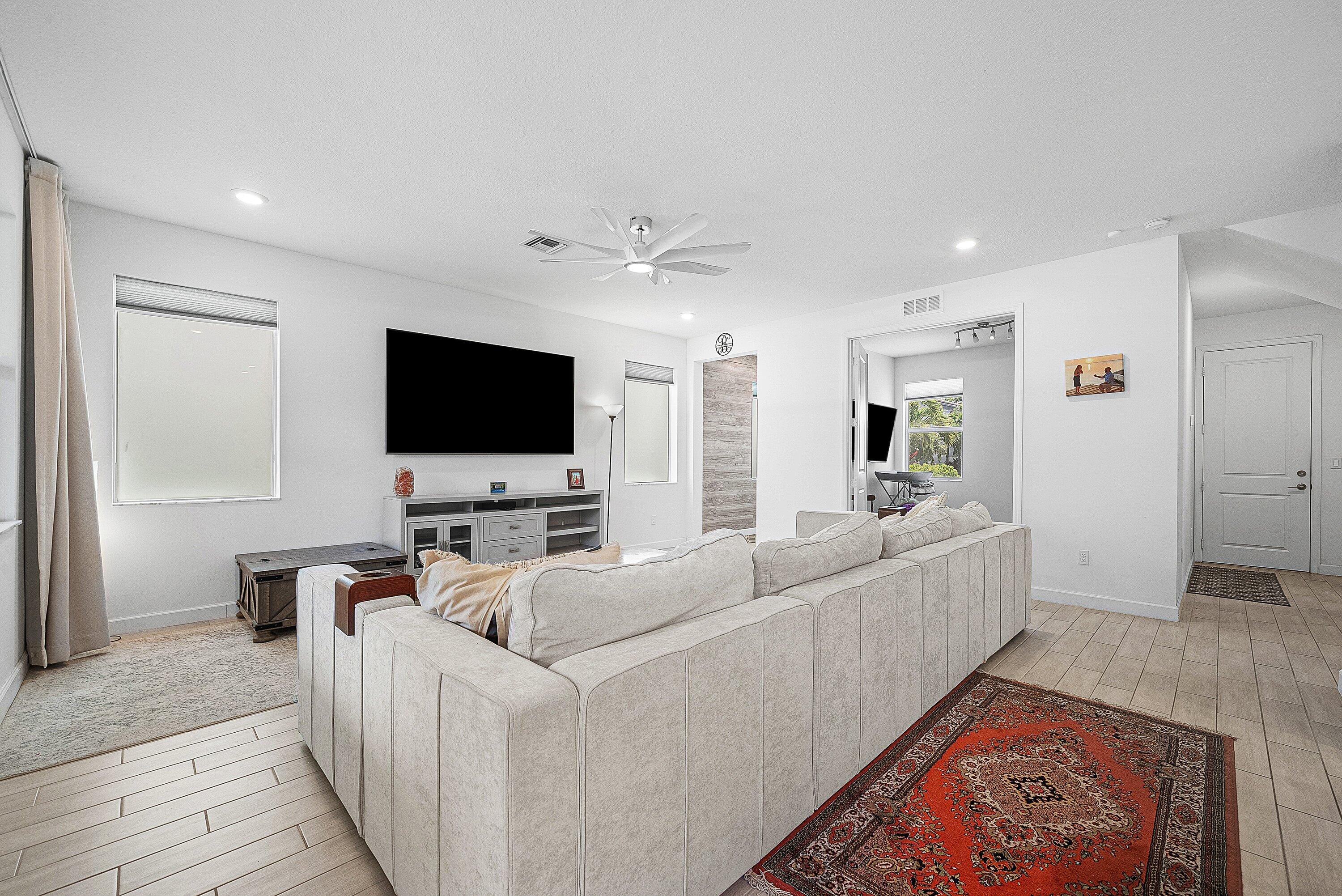 BANYAN COURT - Residential