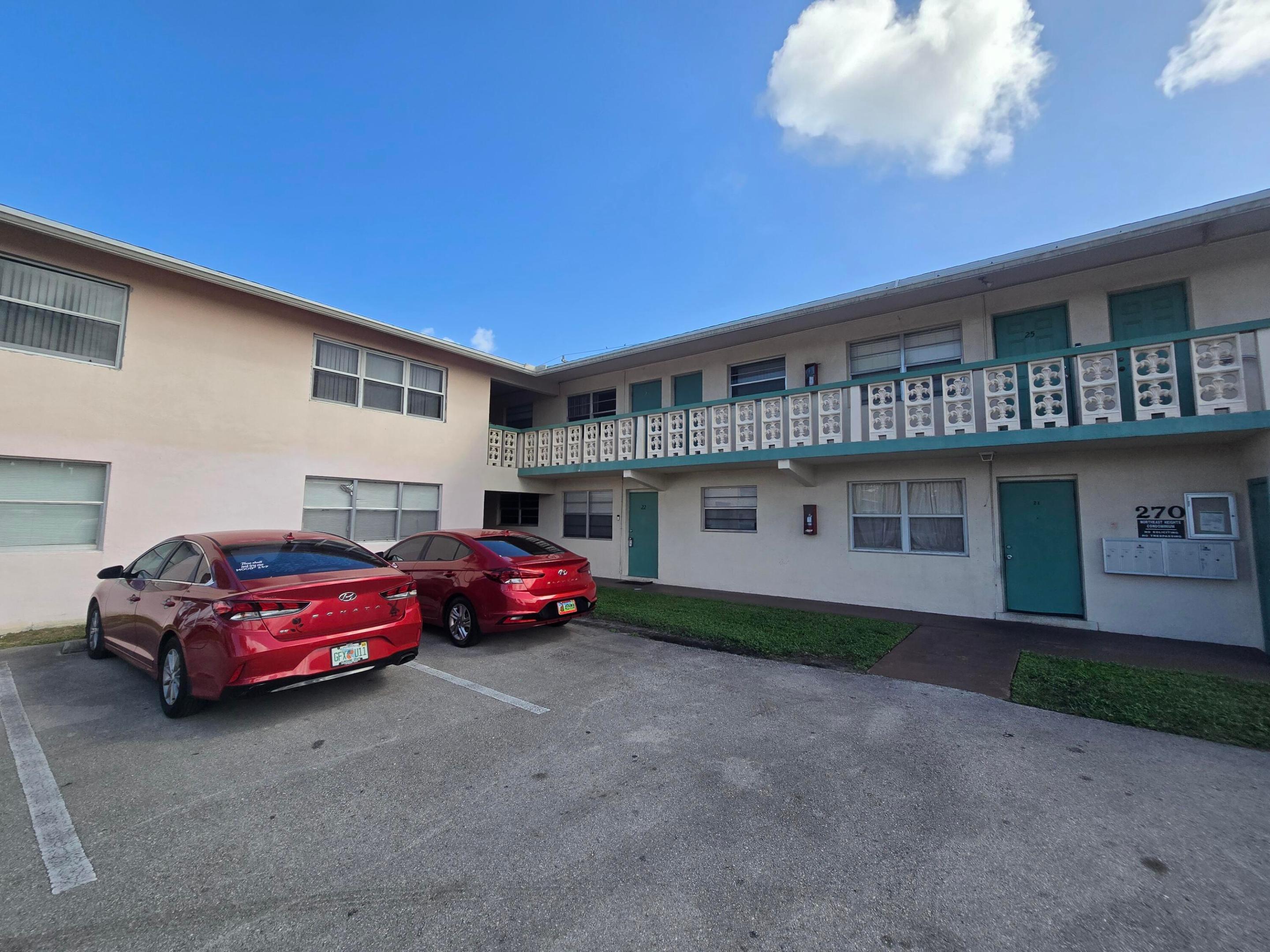 THIS IS A GREAT ONE BEDROOM ONE BATH UPSTAIRS APARTMENT.  NEWER KITCHEN AND APPLIANCES.   NEWER CENTRAL AC.  TRAZZO FLOORS THROUGHOUT.  LARGE BEDROOM CLOSET.   LOW MONTHLY MAINTENANCE.  YOU CAN RENT RIGHT AWAY SO INVESTOR FRIENDLY.  NICE OAKLAND PARK LOCATION.
