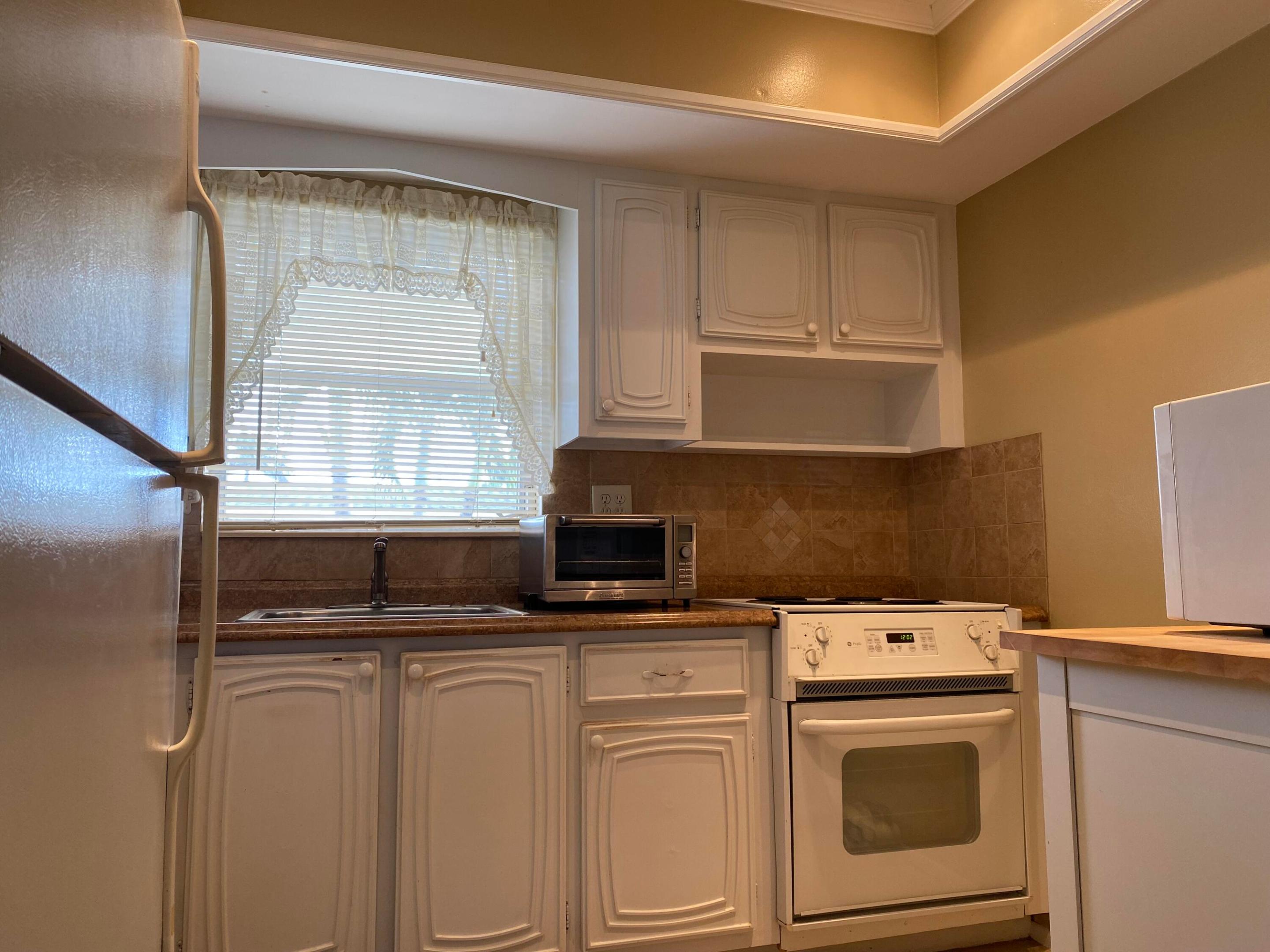 CRESTHAVEN VILLAS CONDO 33 - Residential