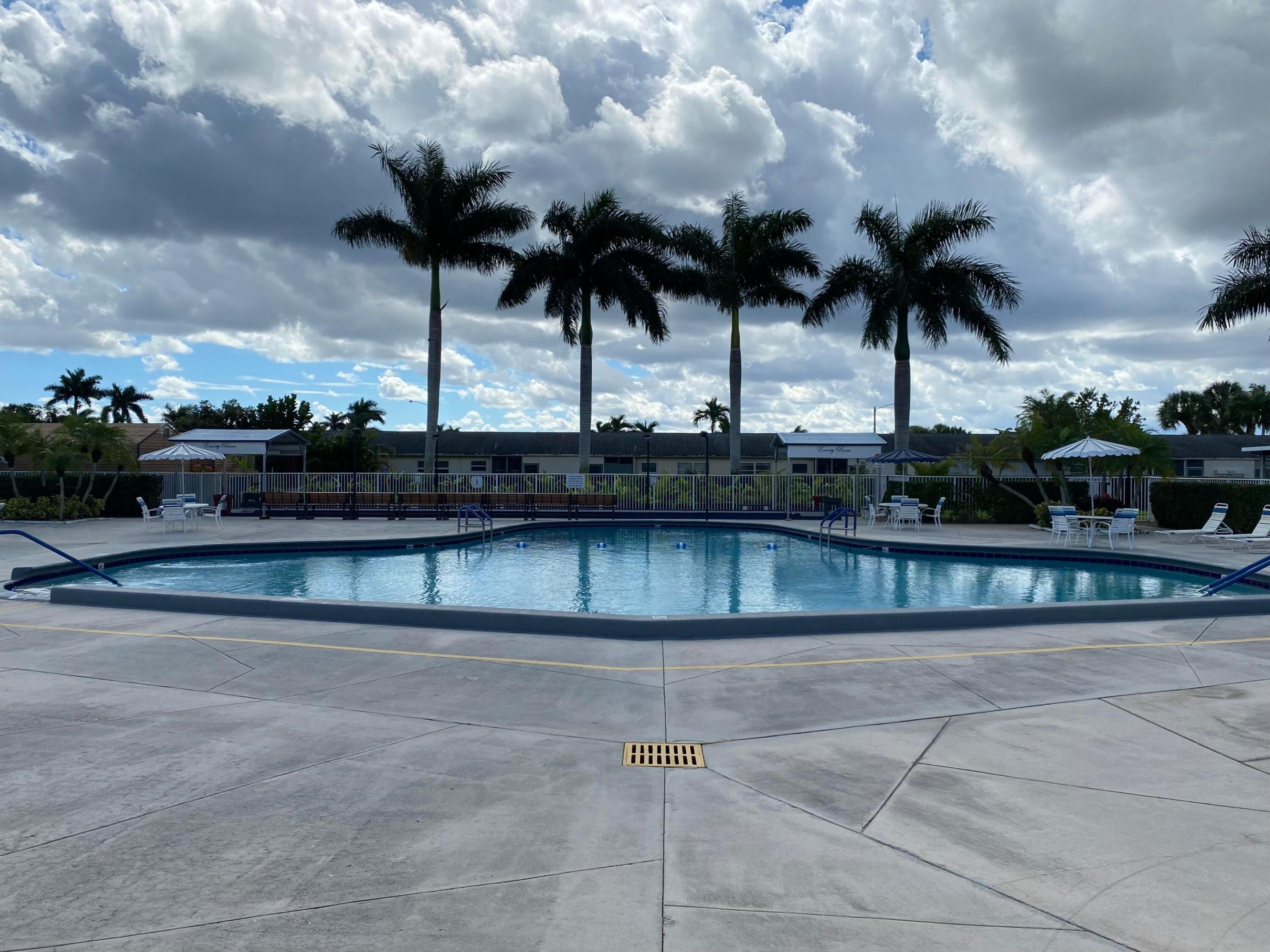 CRESTHAVEN VILLAS CONDO 33 - Residential