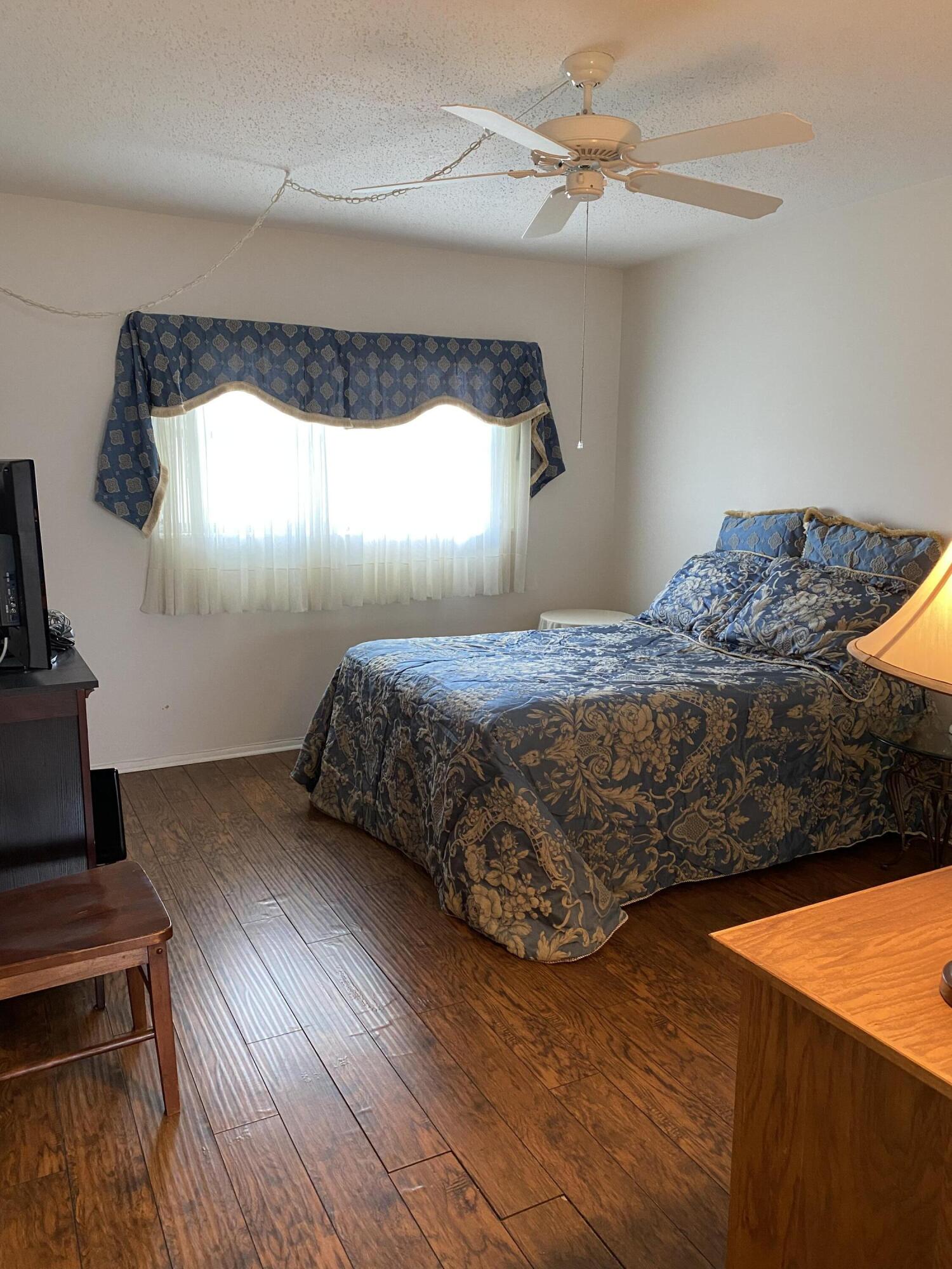 CRESTHAVEN VILLAS CONDO 33 - Residential