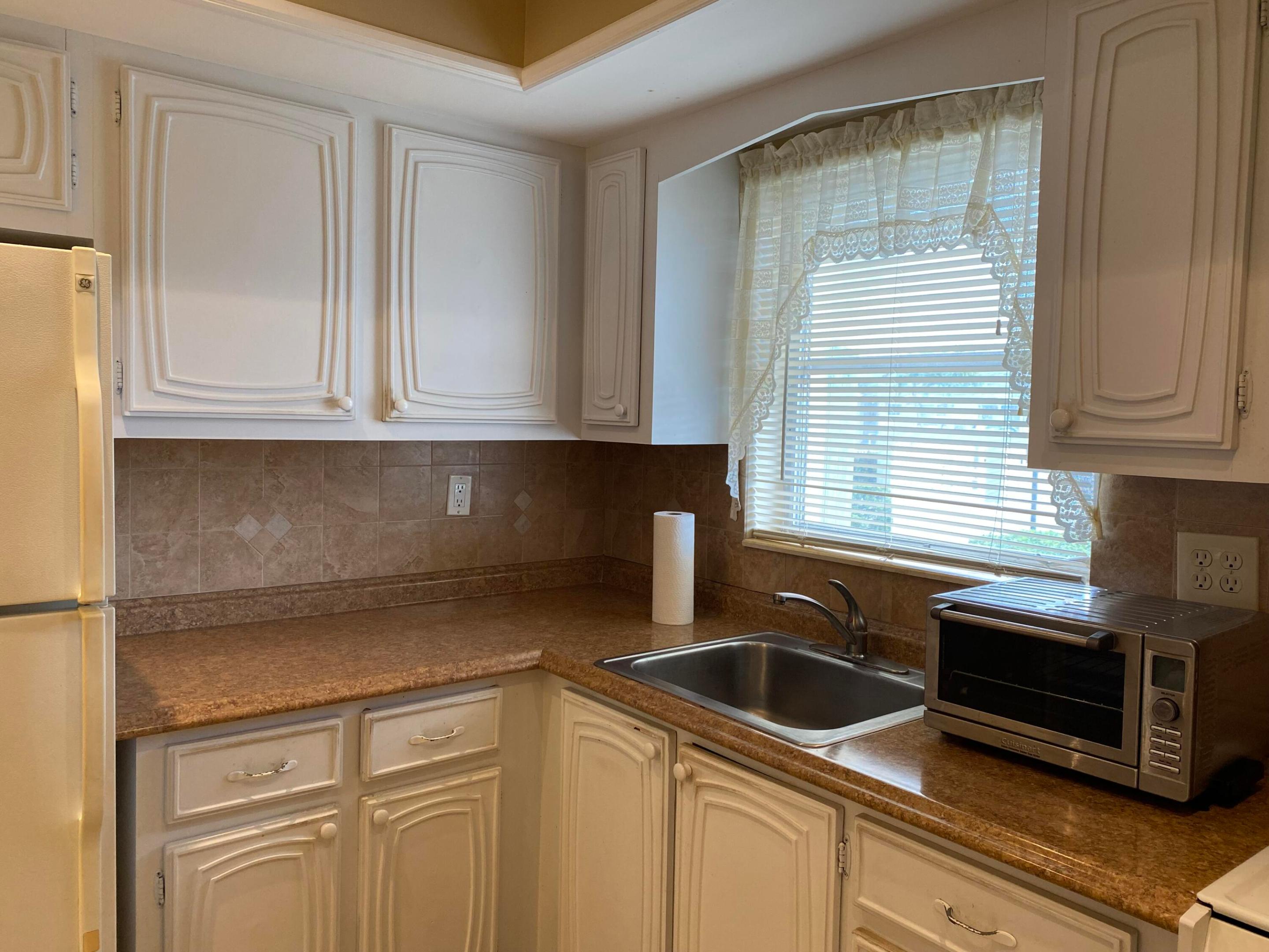 CRESTHAVEN VILLAS CONDO 33 - Residential