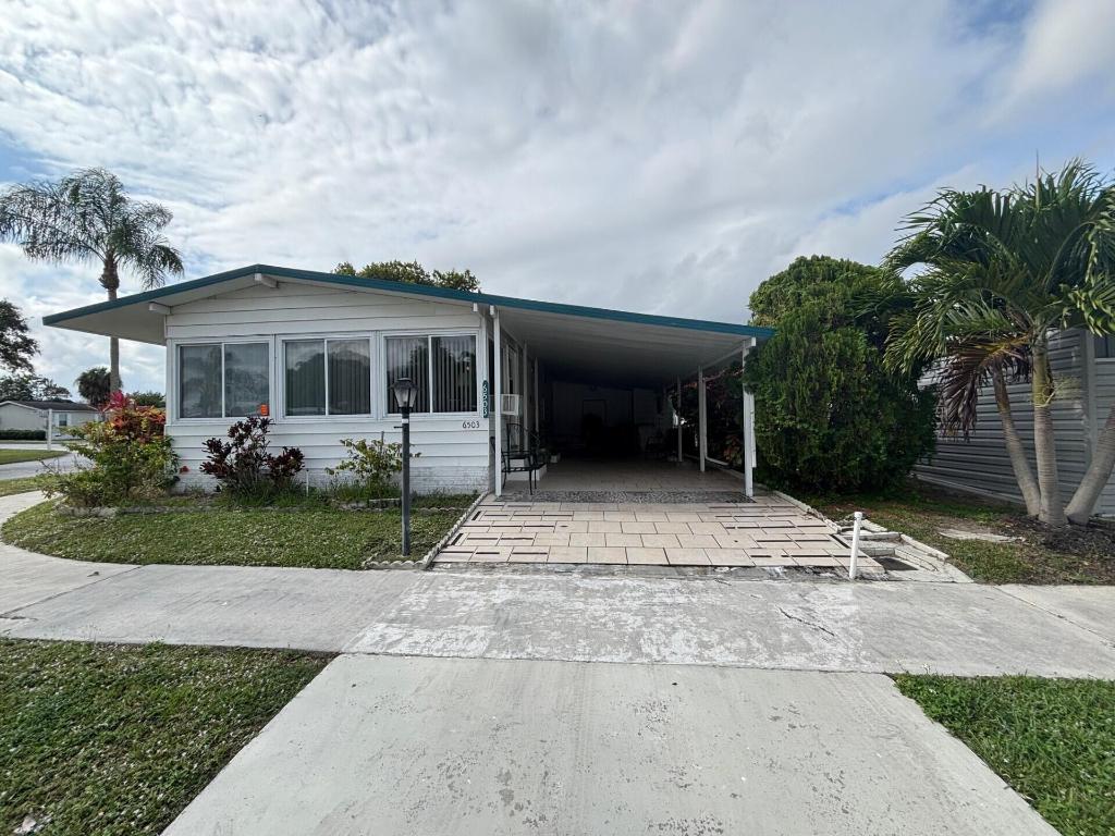 BEAUTIFUL CORNER HOME, WELL MAINTAINED WITH 2 BEDROOMS AND 2 BATHS.  LOCATED IN A 55+ COMMUNITY, ONLY A FEW MILES TO THE DESIRABLE BEACH OF DEERFIELD, THE WORRY-FREE SOUTH FLORIDA LIFESTYLE, WITH AMENITIES TO GALORE. LOT RENTAL $1,032.74 MONTLHY CALL TODAY.  IT WON'T LAST!!!