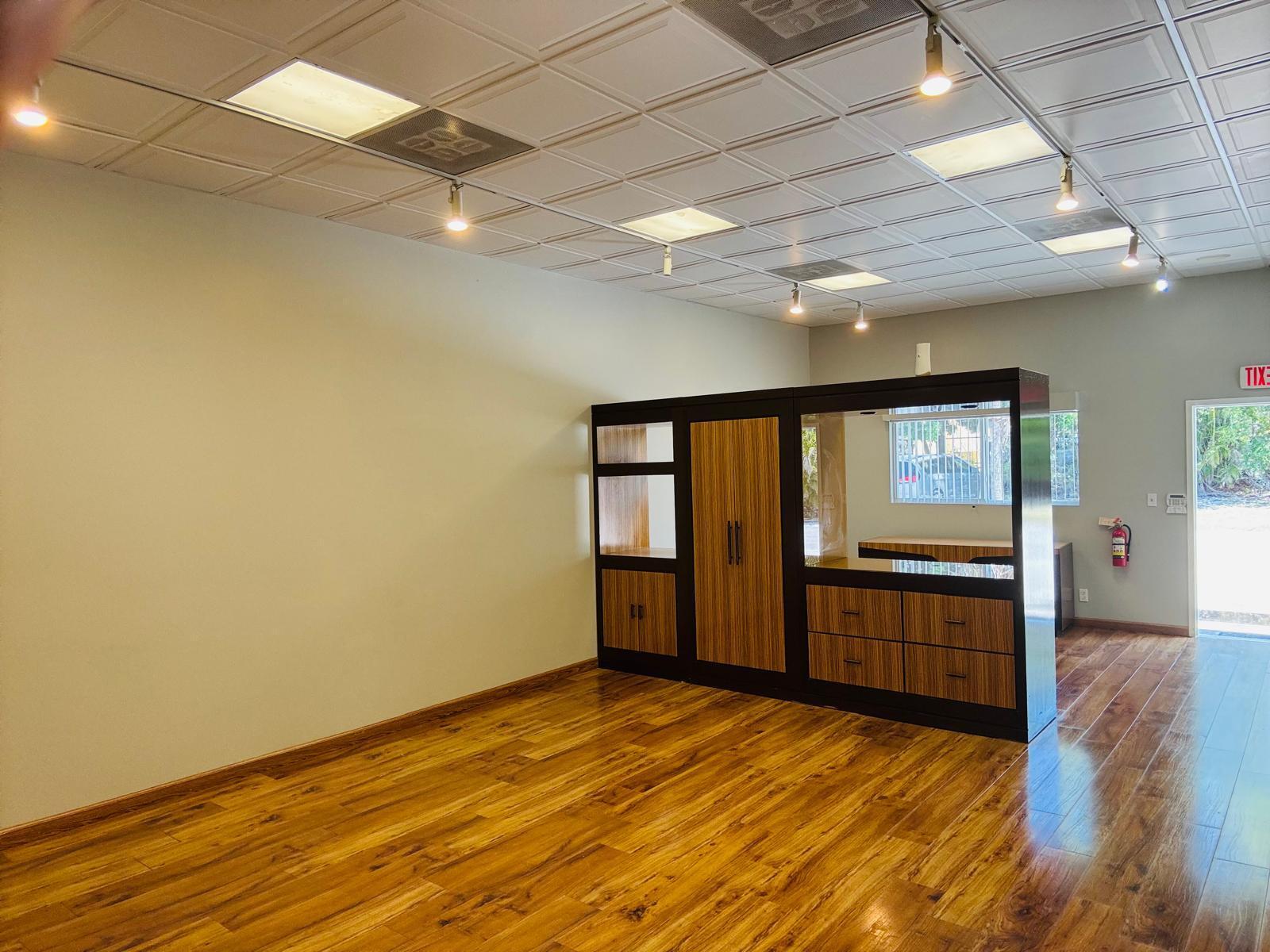 Warehouse-Showroom-Mixed use-Office, Excellent location. Conveniently located just West of Oakland Park Blvd and quick access to I-95. Highlights a beautiful, very comfortable open big space