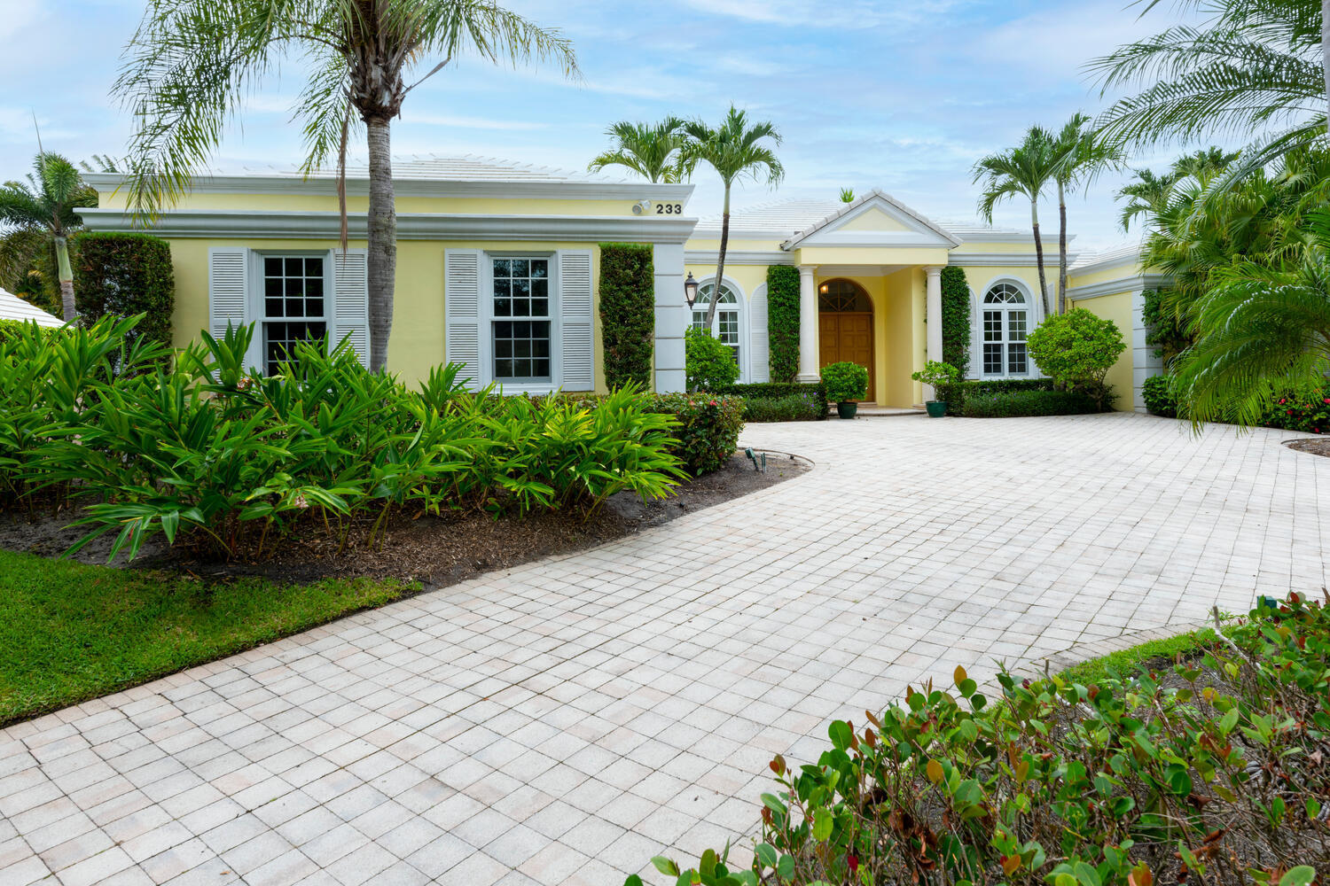 Gracious 3-bedroom plus den, 4.5-bath Bermuda style residence is conveniently located on the near north end, close to town, the Lake Trail and the ocean. Well scaled rooms with extraordinary volume, ultra height ceiling and abundance of light fill this pristine residence. 
Open kitchen to a family and friends' room, breakfast area and outdoor entertaining. Private owners' suite in east wing with generous living room separating from guest rooms. providing elegant transitions and remarkable open flow.