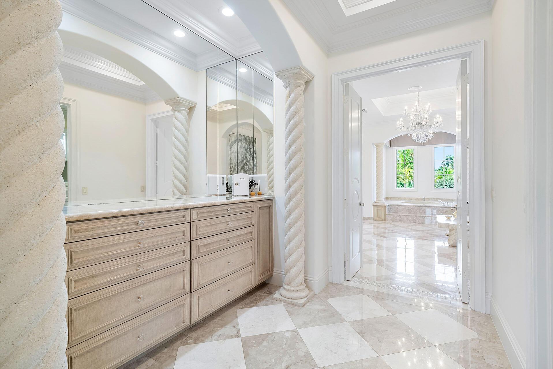 ROYAL PALM YACHT & COUNTRY CLUB - Residential