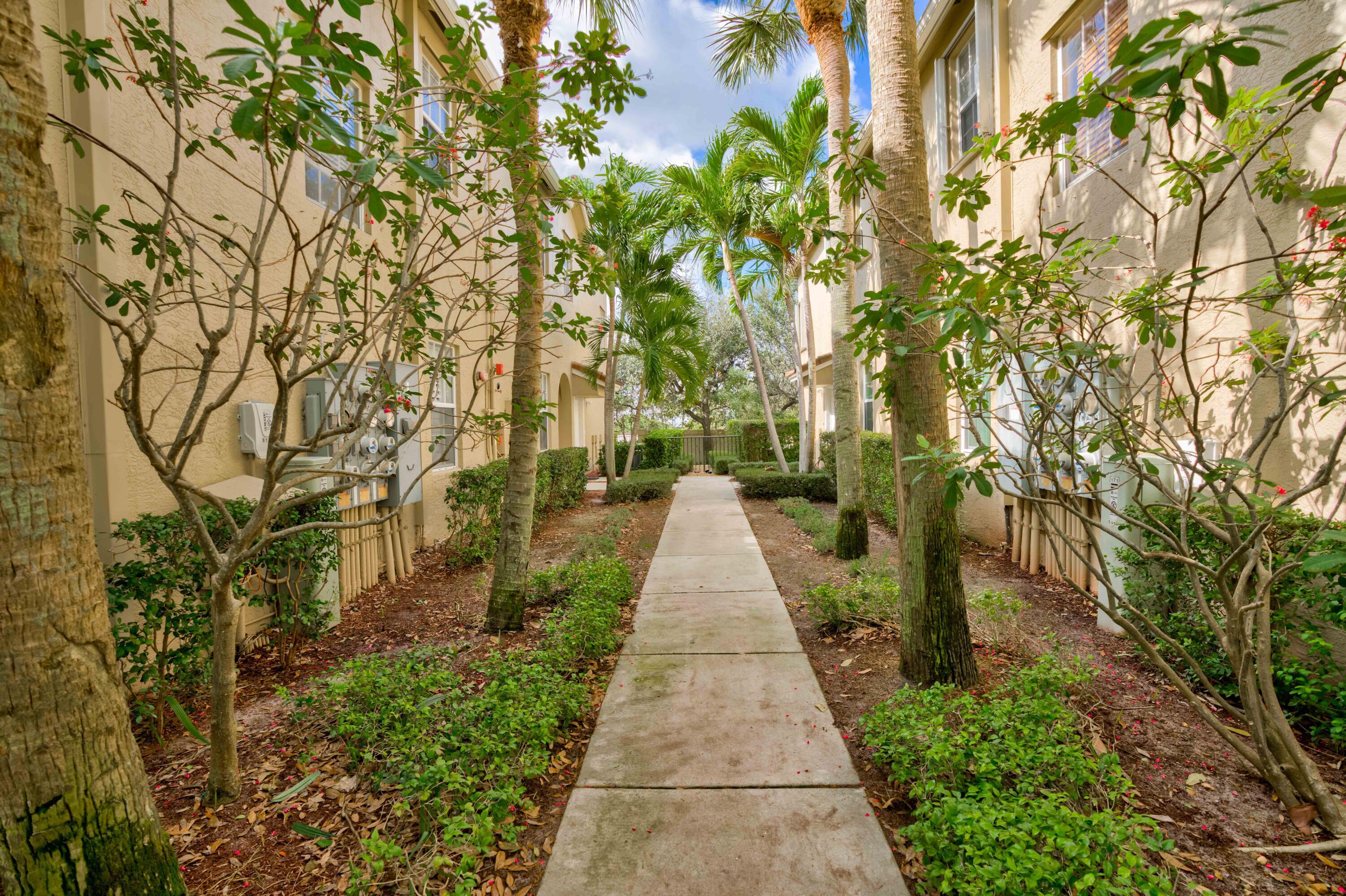TEQUESTA TRACE CONDO - Residential
