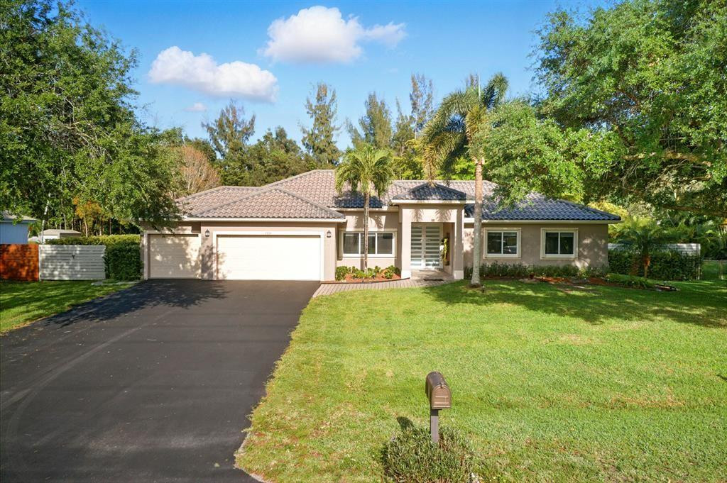 BEAUTIFUL HOME ON A BUILDERS ACRE/NO HOA/NEWER ROOF 2022/REMODELED KITCHEN/REMODELED BATHROOMS/IMPACT FRONT WINDOWS/ACCORDION SHUTTERS/HORSES WELCOME/