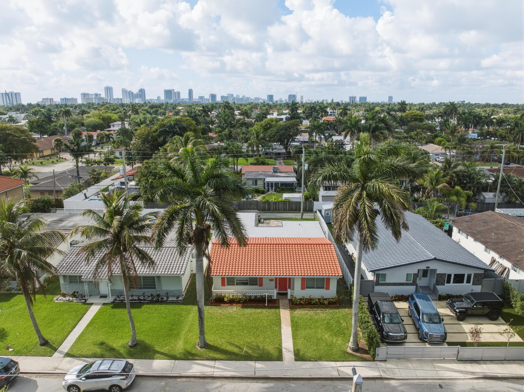 HOLLYWOOD LAKES SECTION - Residential