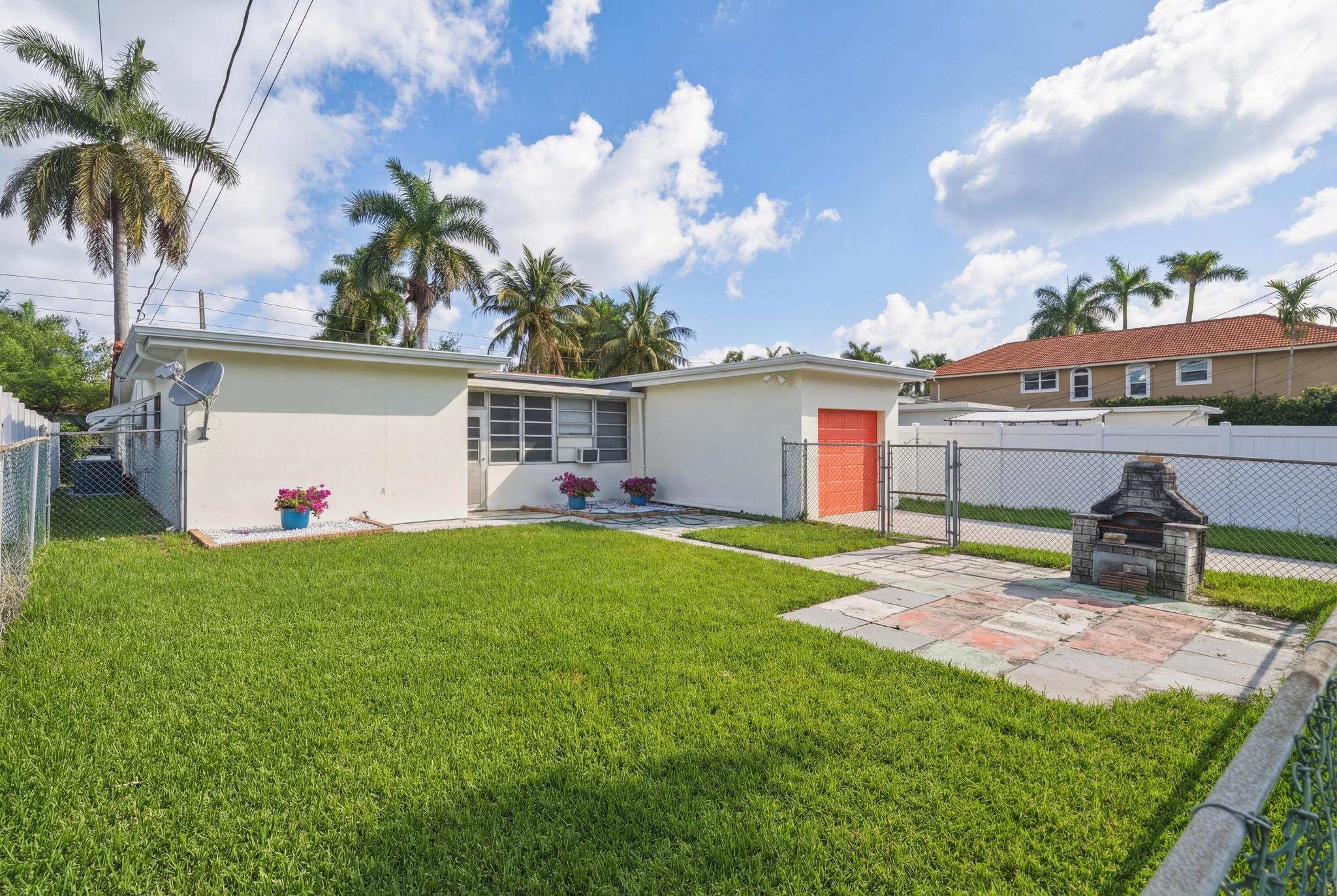 HOLLYWOOD LAKES SECTION - Residential