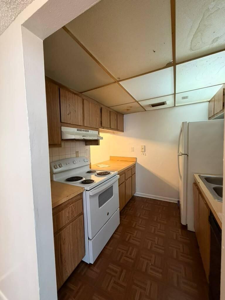 PRESIDENTIAL GOLFVIEW CONDO - Residential Lease