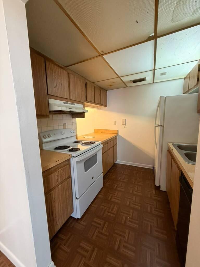 PRESIDENTIAL GOLFVIEW CONDO - Residential Lease