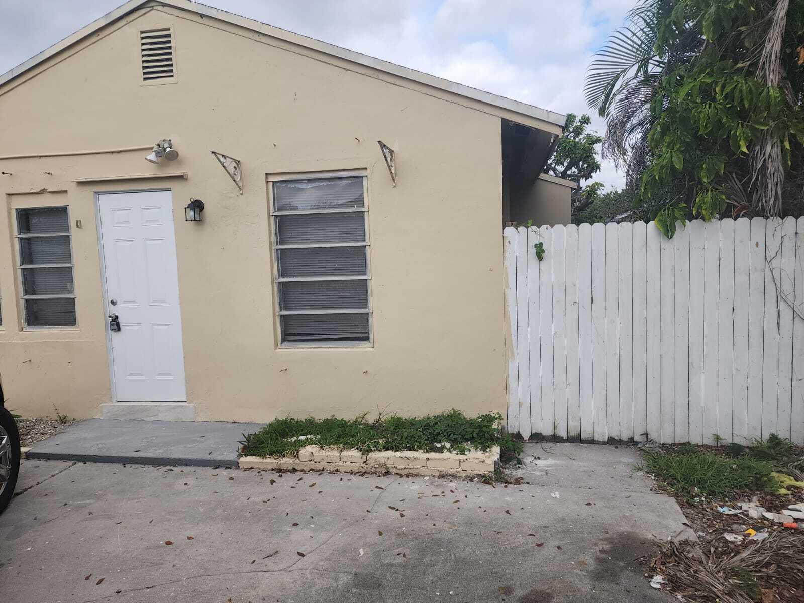 Beautiful 2 bedroom 1 full bath great location its a must see tile floors