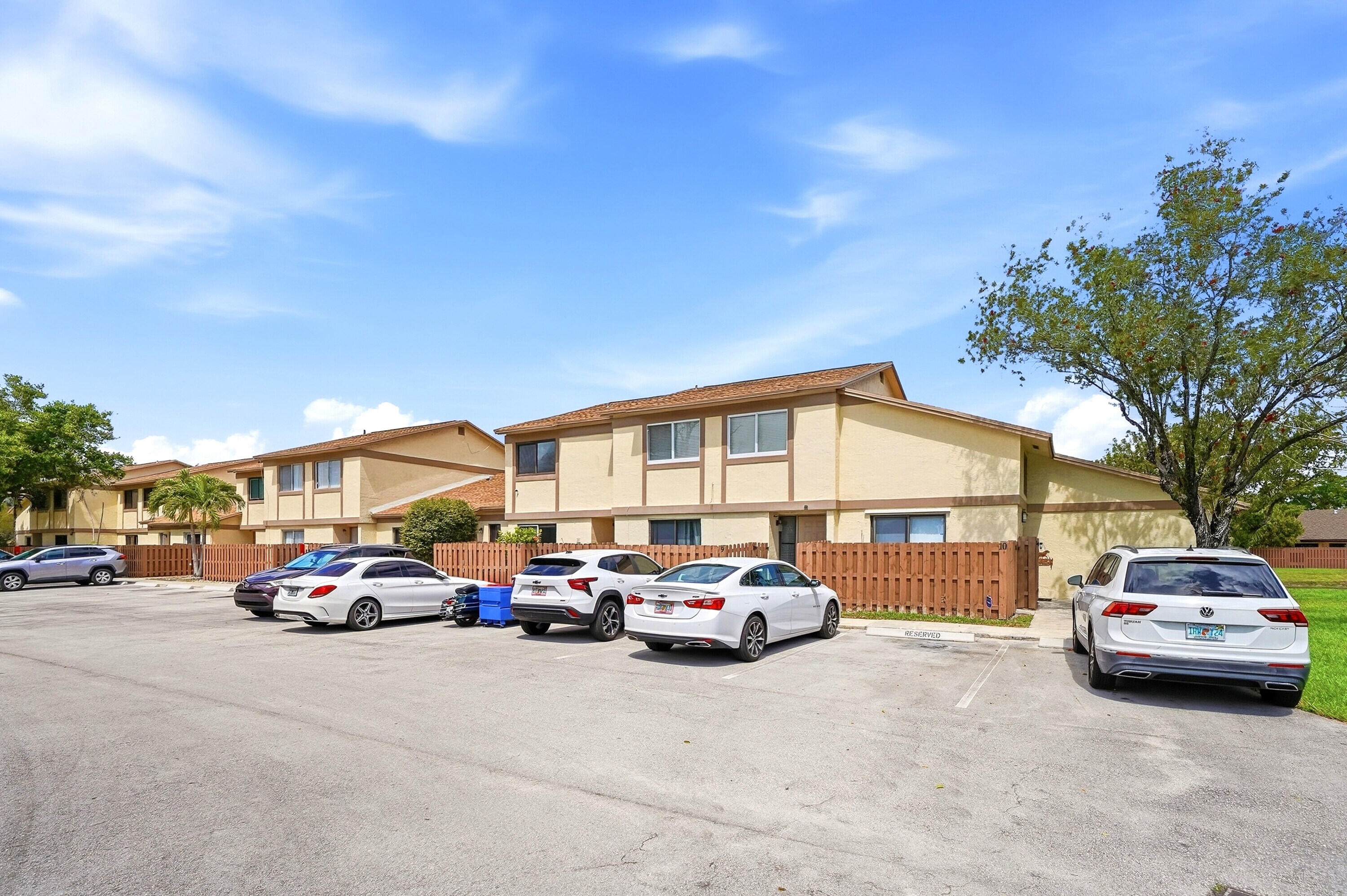 COUNTRY SQUIRE TOWNHOMES - Residential