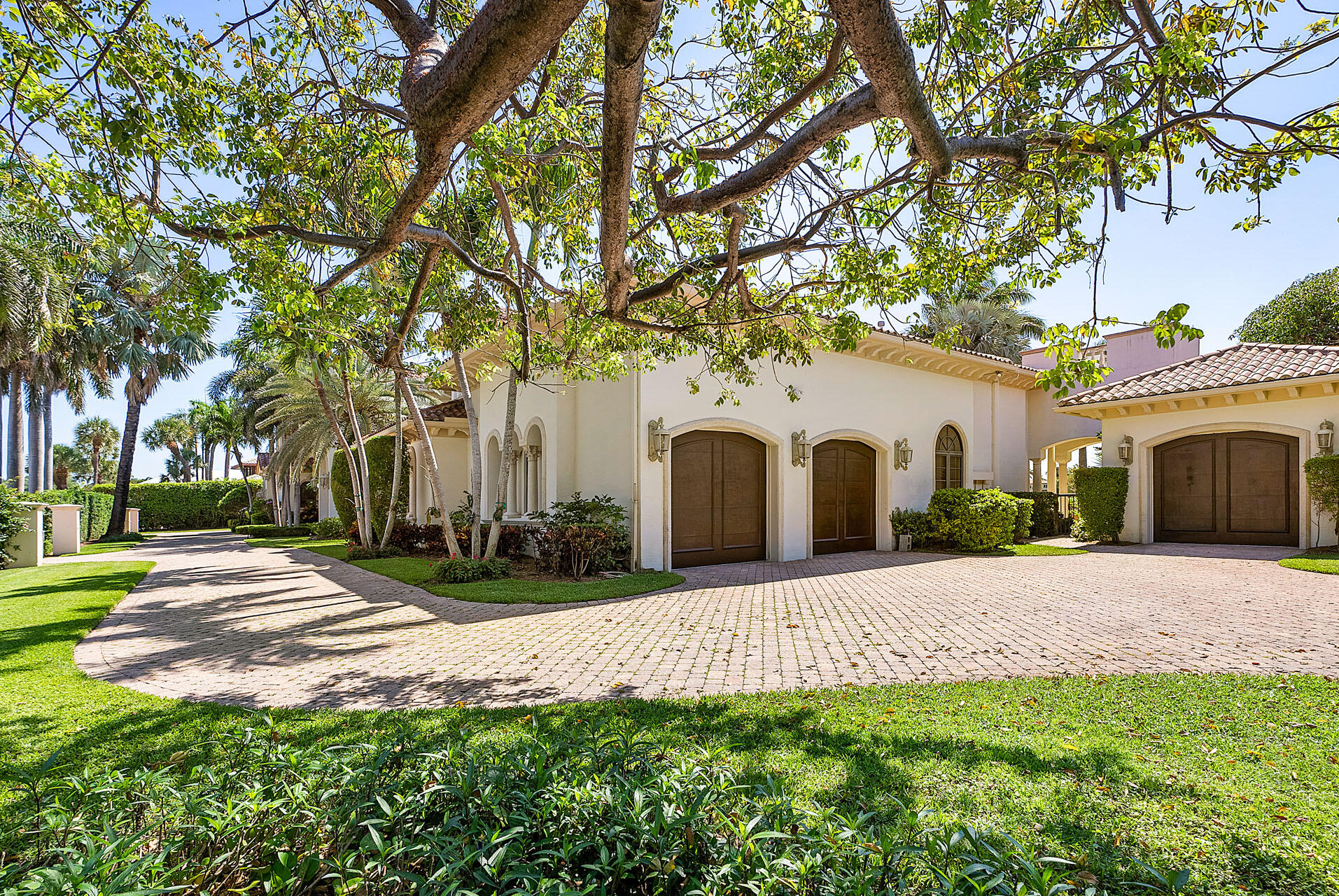 ROYAL PALM YACHT & COUNTRY CLUB - Residential