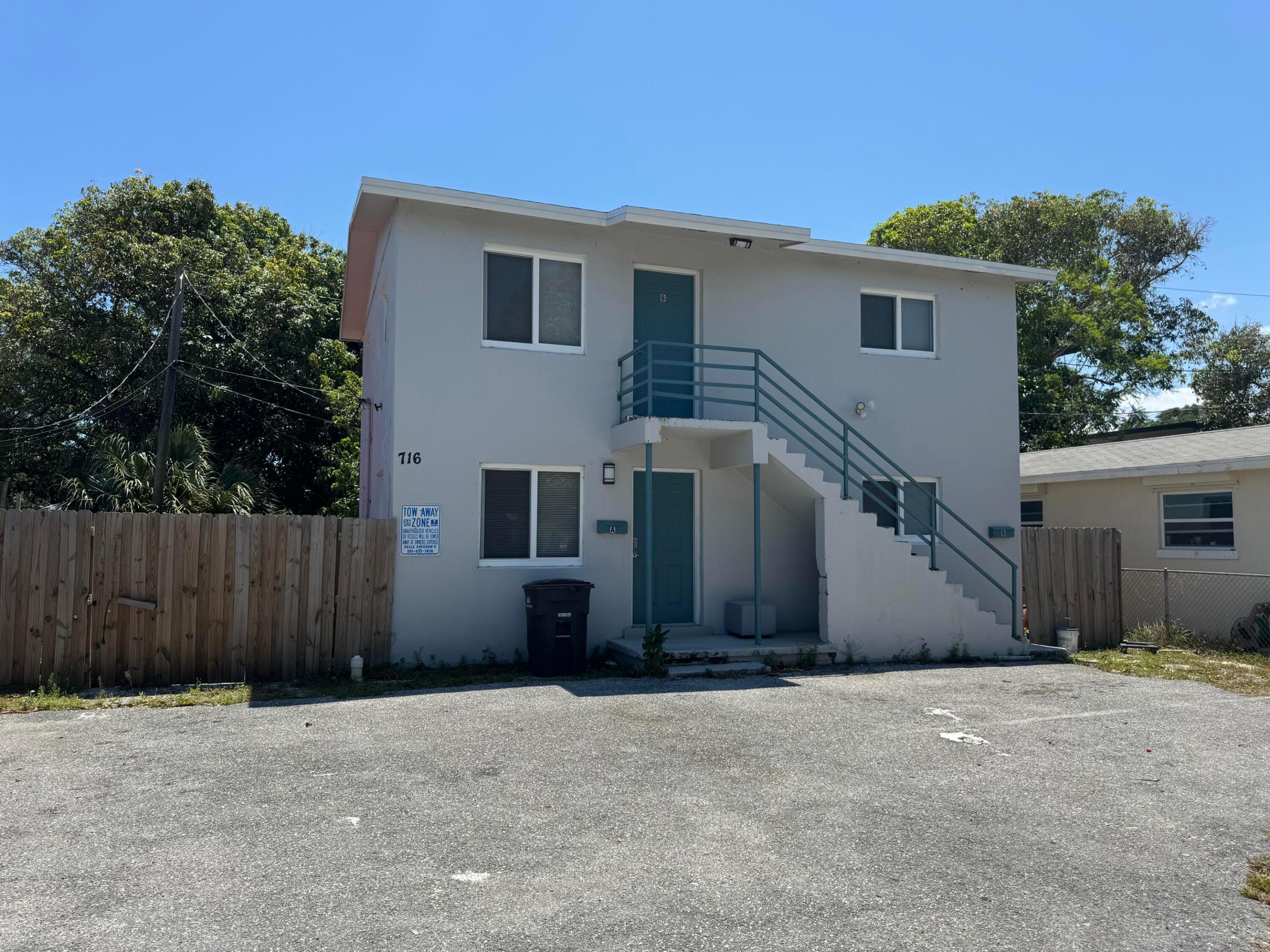 This rental includes a fully fenced yard, updated laminate floors, and stainless steel kitchen appliances. Shed in back yard. Unit is downstairs only. Quick move in possible.
