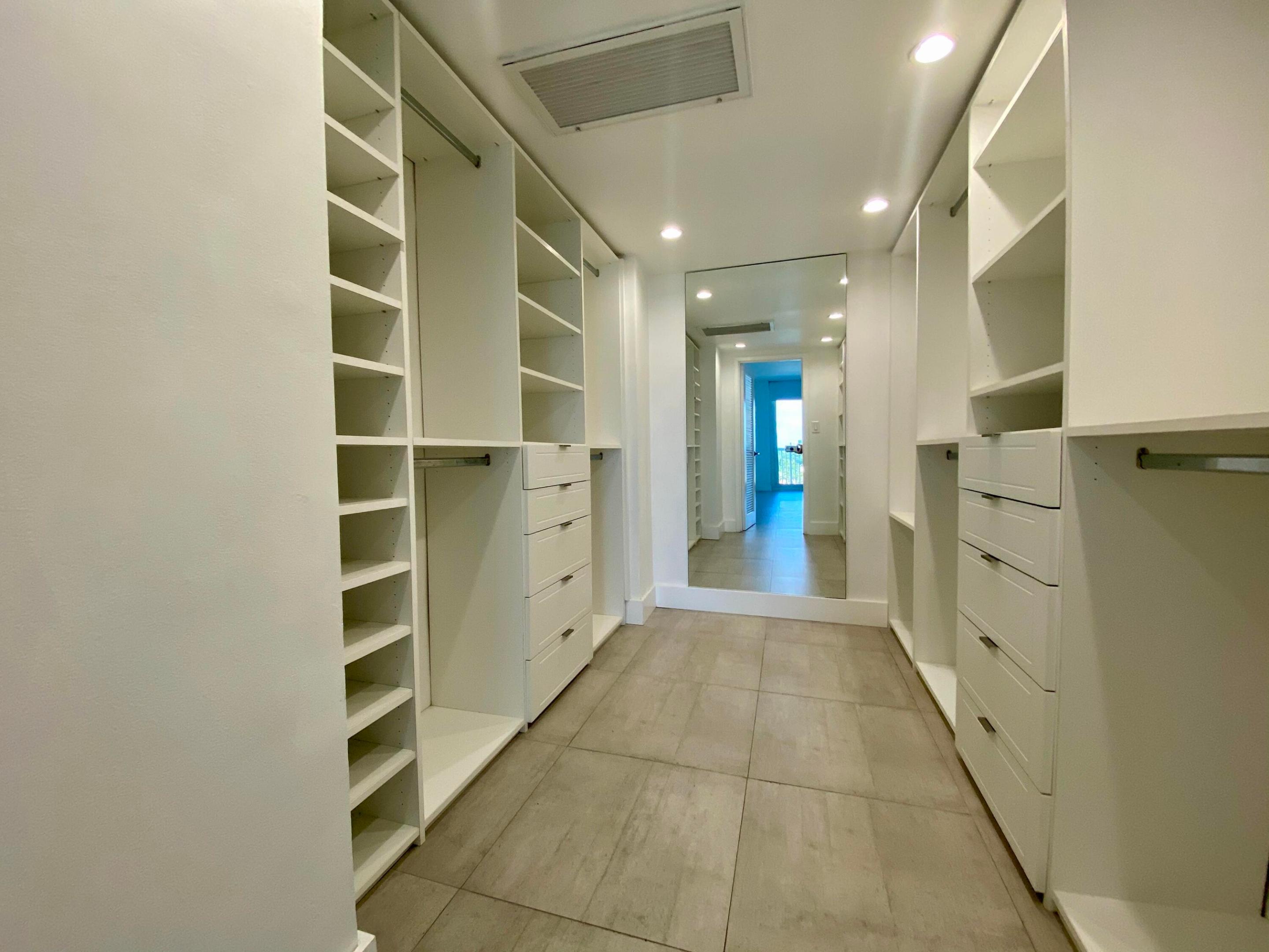THE CARRIAGE HOUSE CONDO - Residential