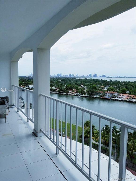 THE CARRIAGE HOUSE CONDO - Residential