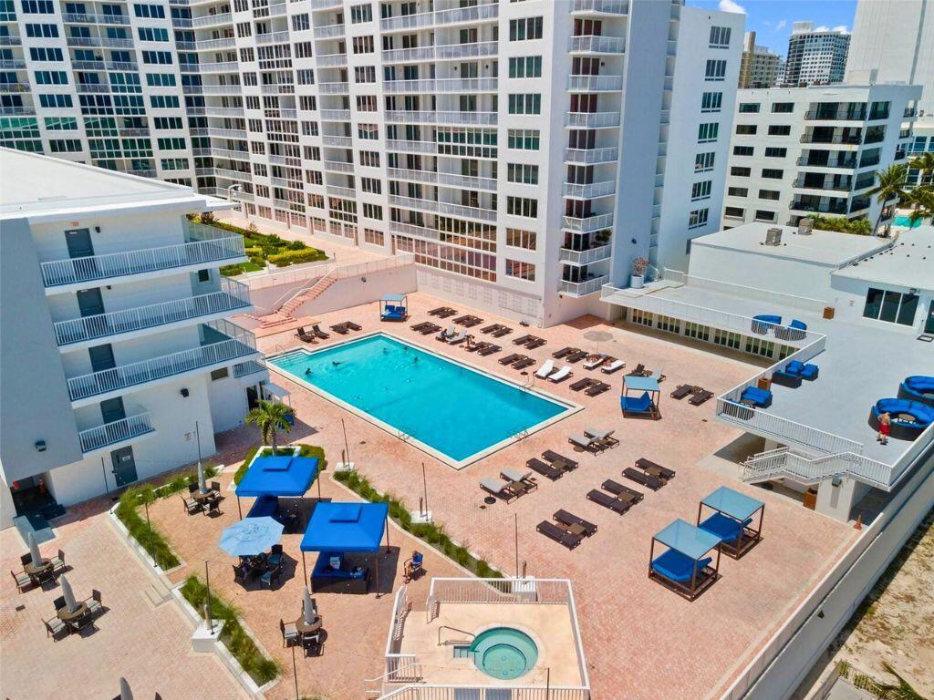 THE CARRIAGE HOUSE CONDO - Residential