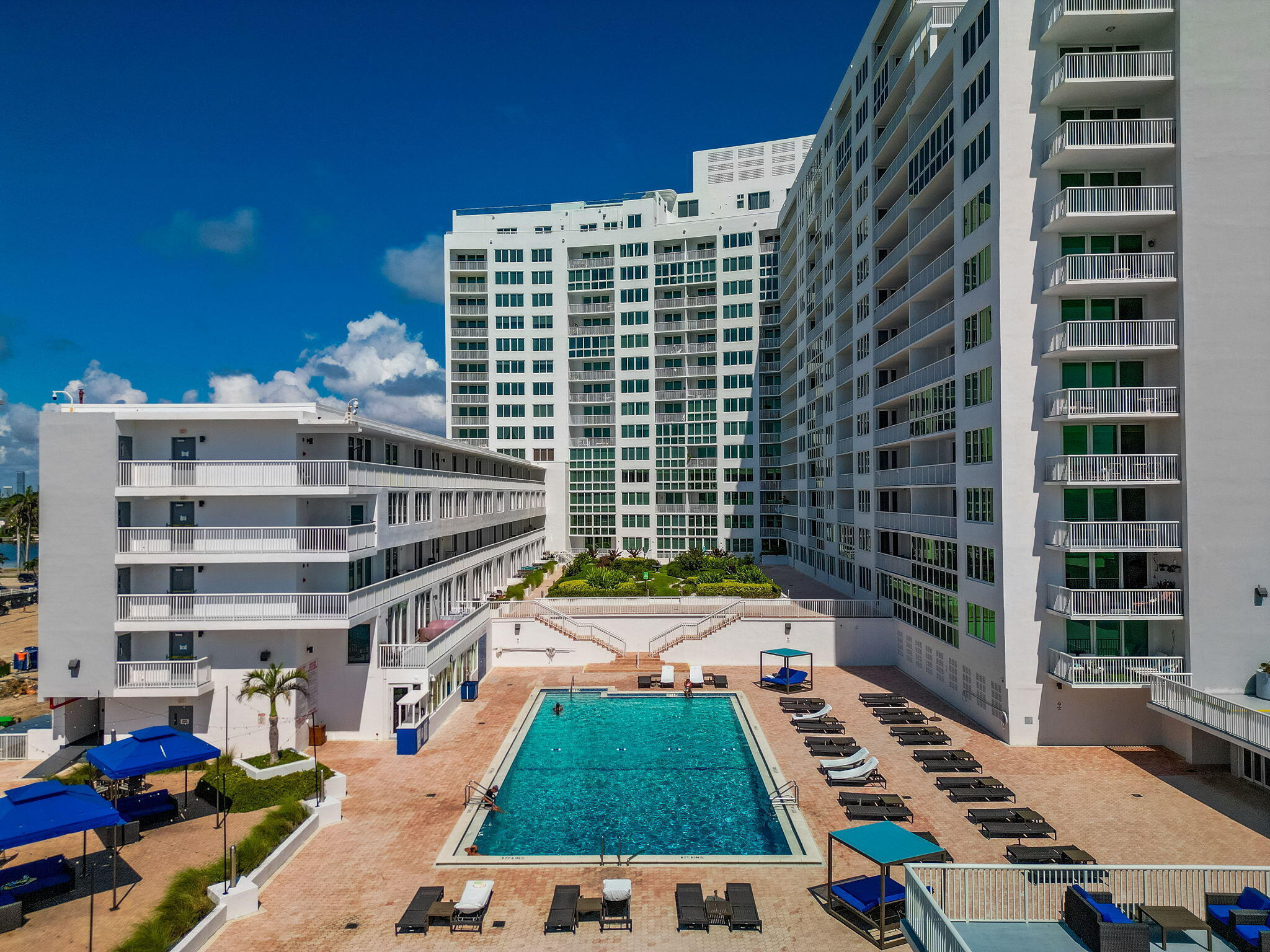 THE CARRIAGE HOUSE CONDO - Residential