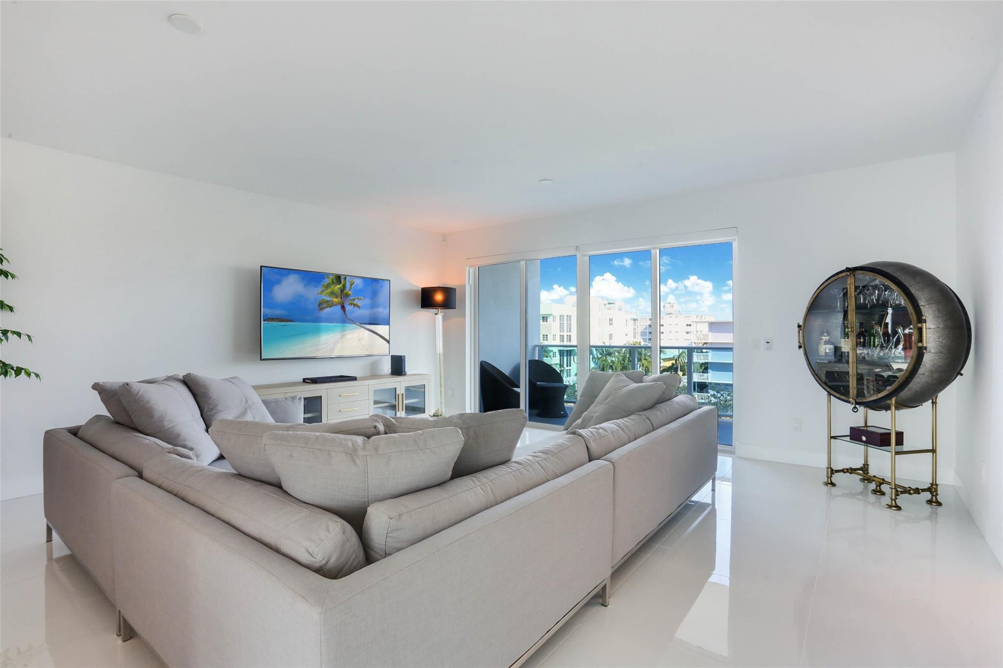 ONE LUXURY CONDO - Residential Lease