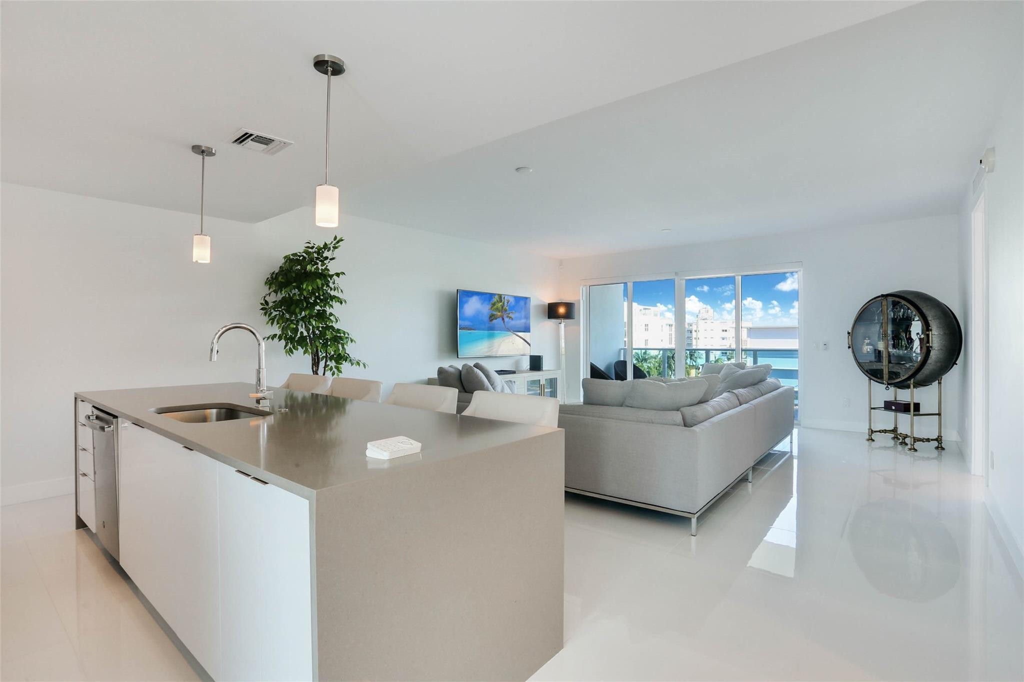 ONE LUXURY CONDO - Residential Lease