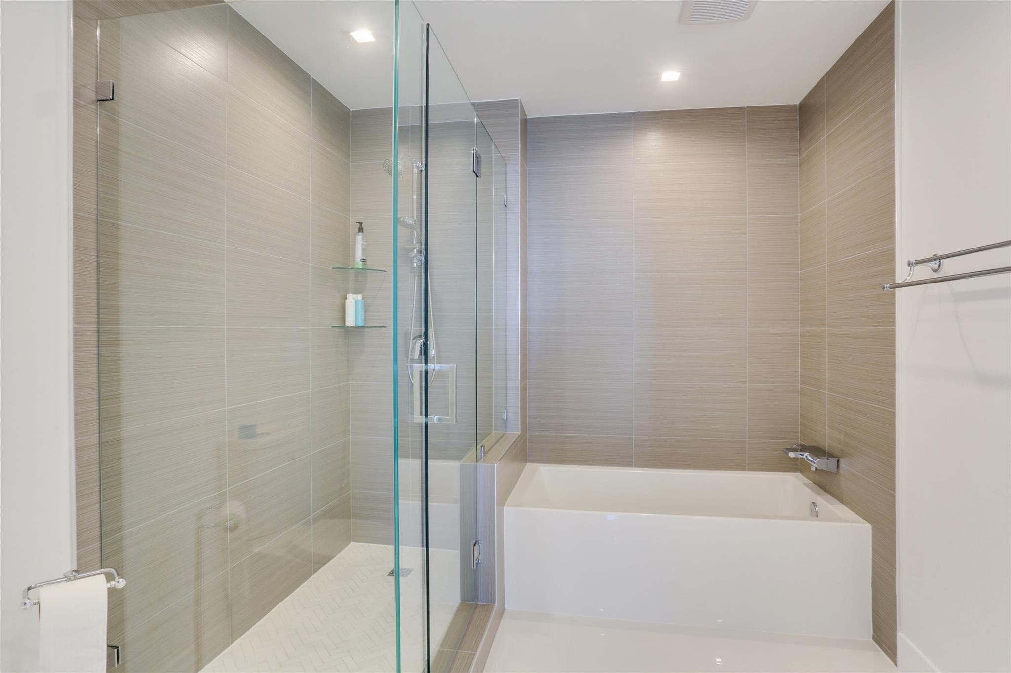 ONE LUXURY CONDO - Residential Lease