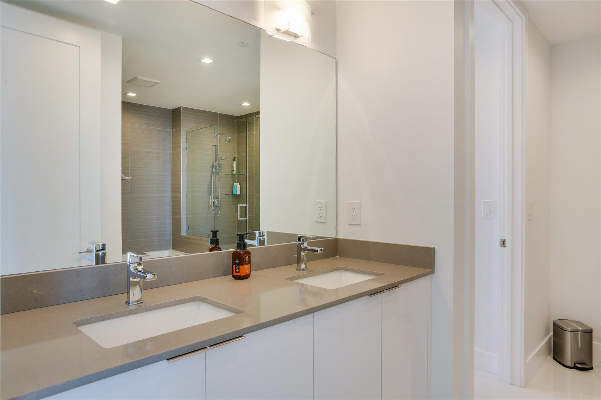 ONE LUXURY CONDO - Residential Lease