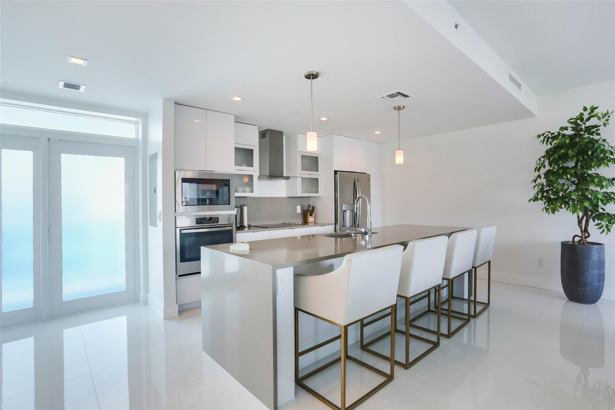 ONE LUXURY CONDO - Residential Lease
