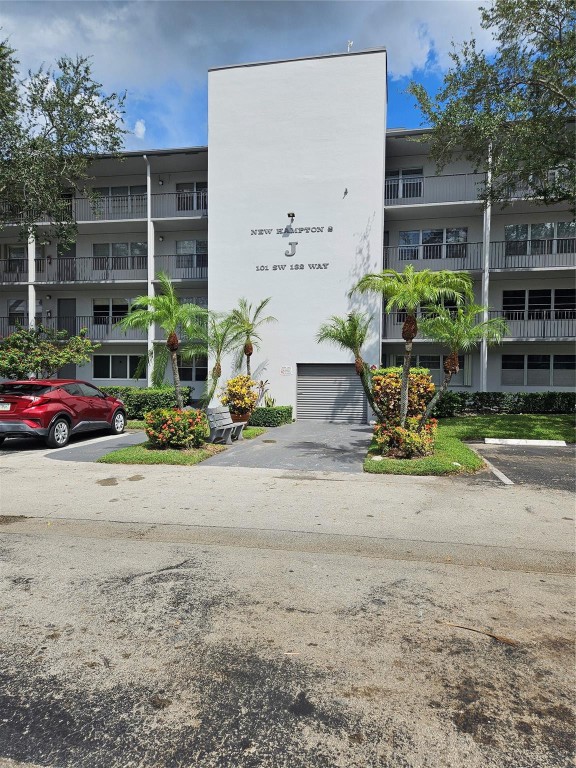 OWNER SAYS SELL.  2 BEDROOM / 2 BATH CORNER END UNIT ON 2ND FLOOR. WHITE KITCHEN. LAMINATE AND TILE FLOORS. MASTER BEDROOM WITH WALK IN CLOSET AND PRIVATE BATH. WASHER AND DRYER ARE IN THE STORAGE ROOM ACROSS FROM ELEVATOR ALONG WITH A PRIVATE STORAGE LOCKER. GREAT COMMUNITY WITH POOLS AND CLUB HOUSE. CLOSE TO SHOPPING AND RESTAURANTS.