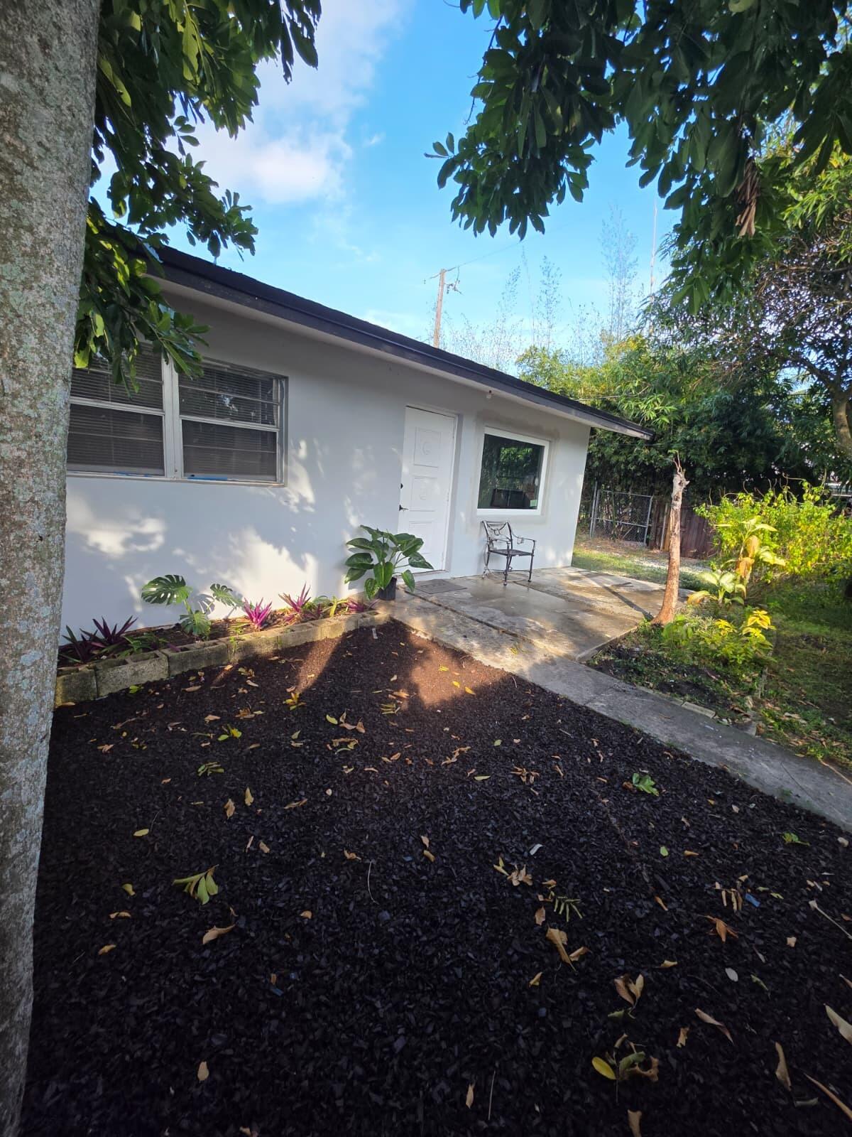 MODEL LAND CO - Residential Lease