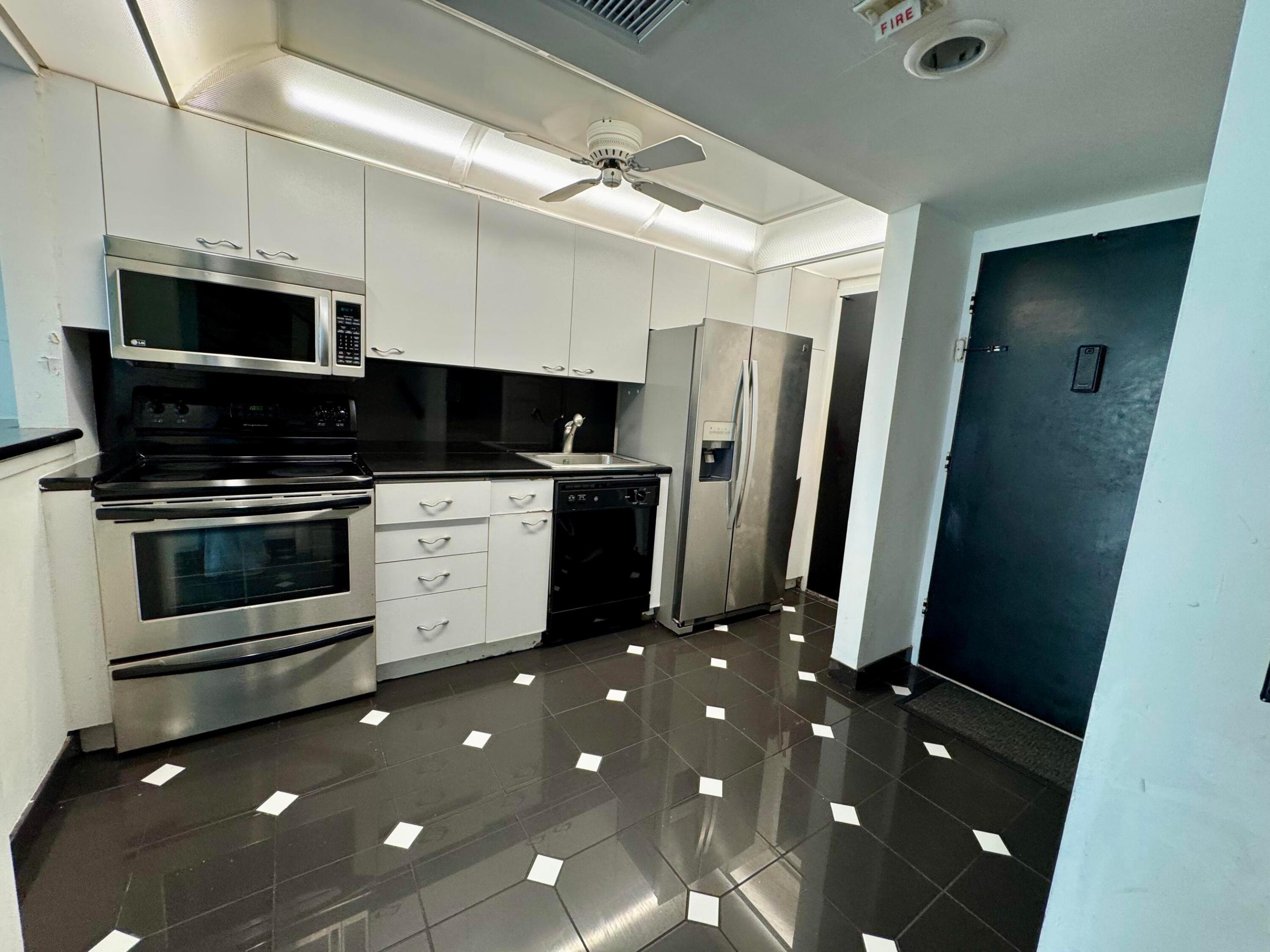 THE CARRIAGE HOUSE CONDO - Residential