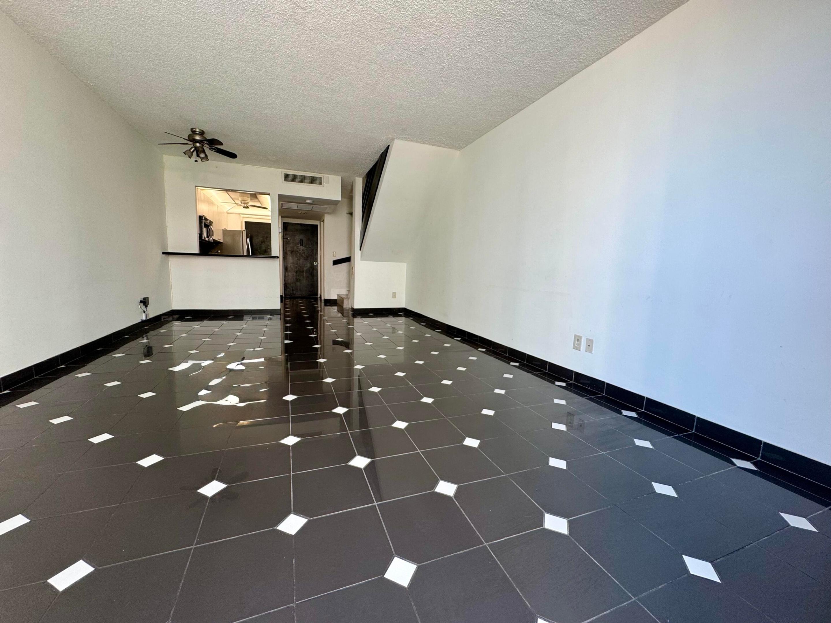 THE CARRIAGE HOUSE CONDO - Residential